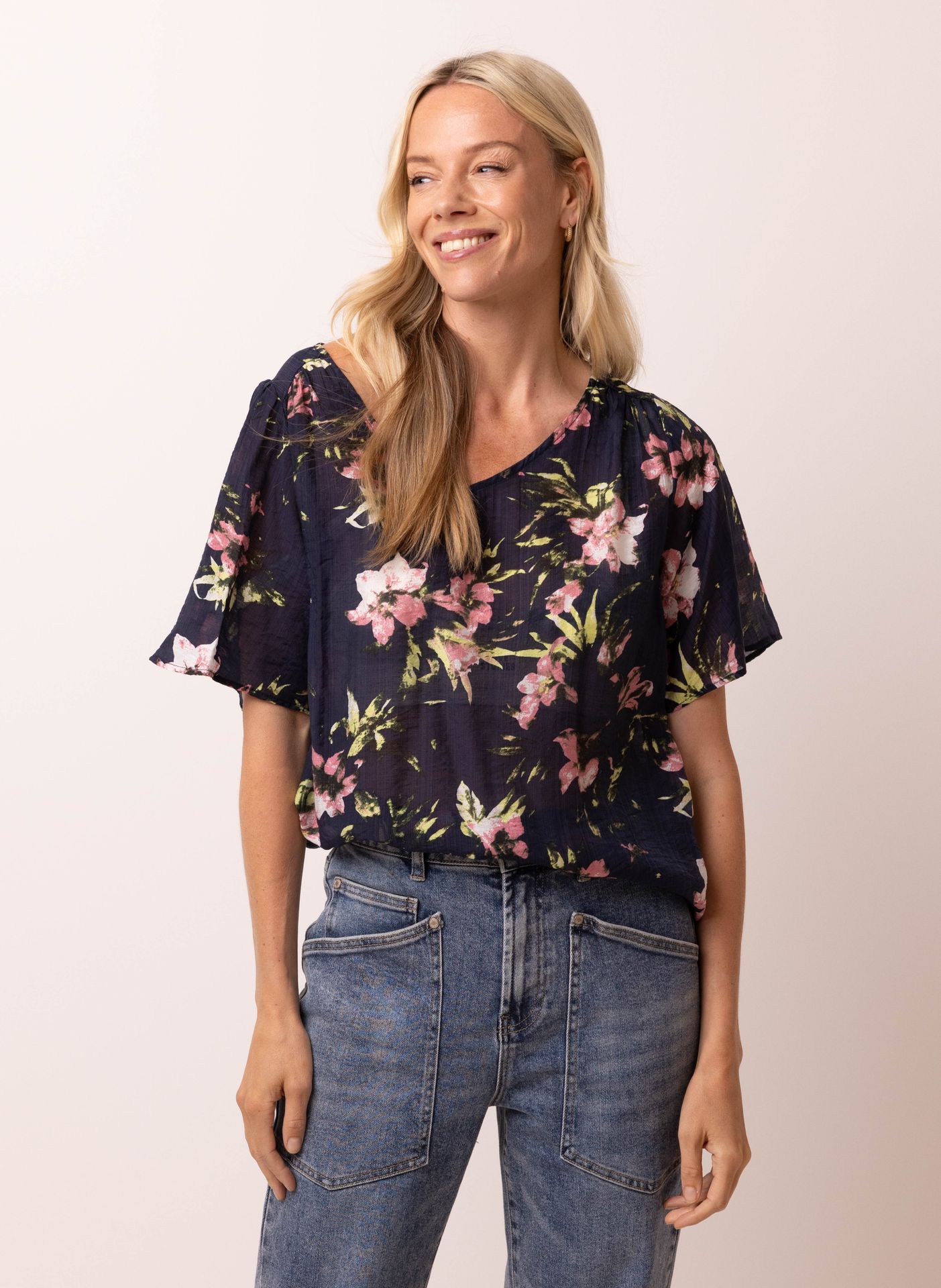 Norah Donkerblauwe blouse met bloemen dark blue multicolor 214958-491-36