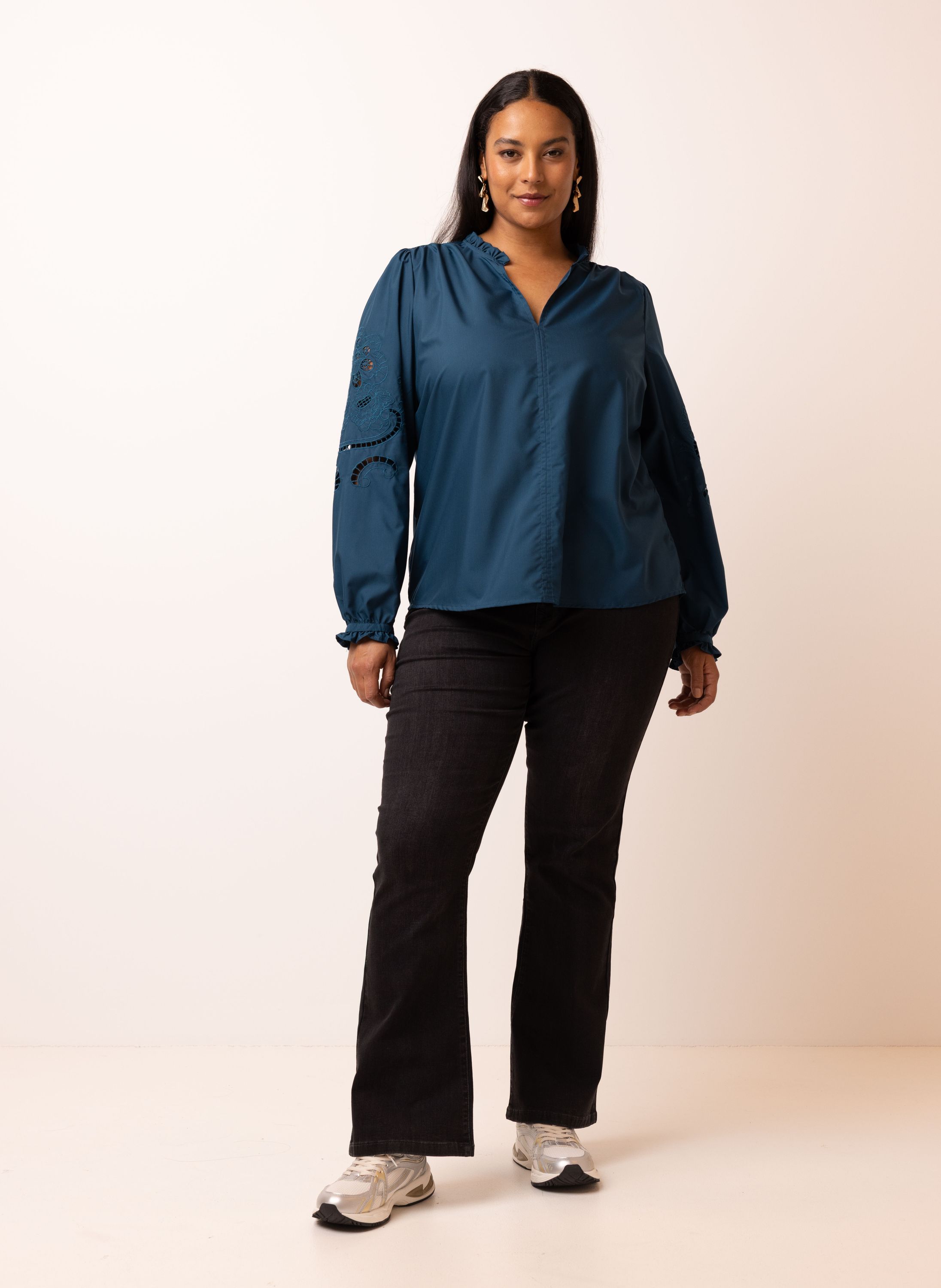 Norah Blauwe blouse met borduursels petrol blue 214992-495-34