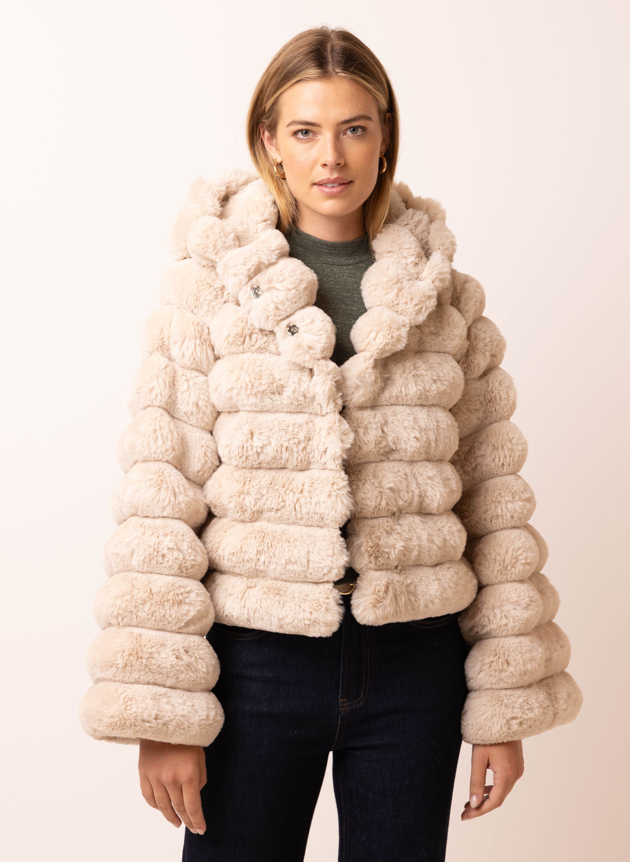 Norah Zandkleurige jas van imitatiebont light sand 215308-111-42-44