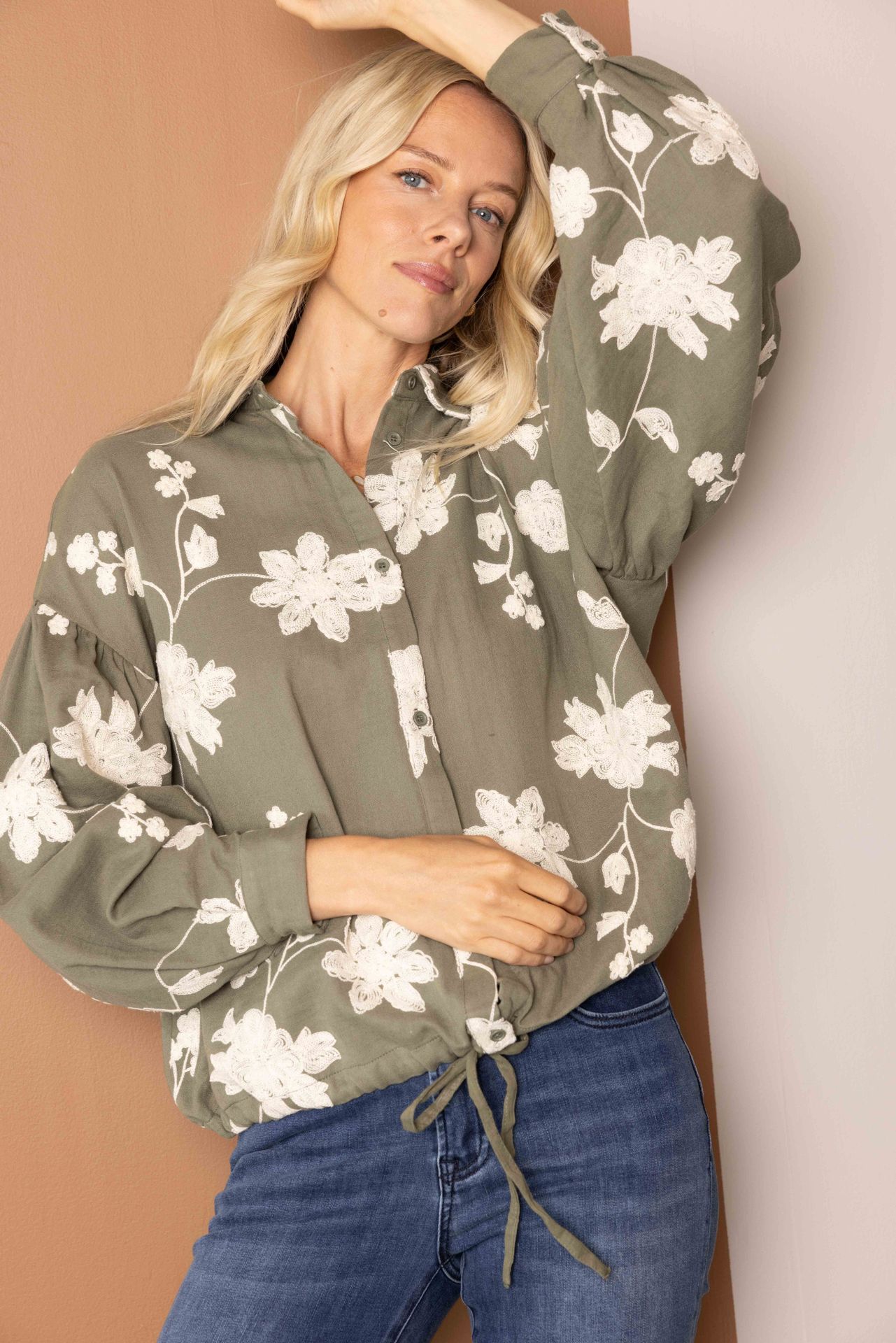 Norah Donkergroene blouse met borduursels army green 215498-595-34