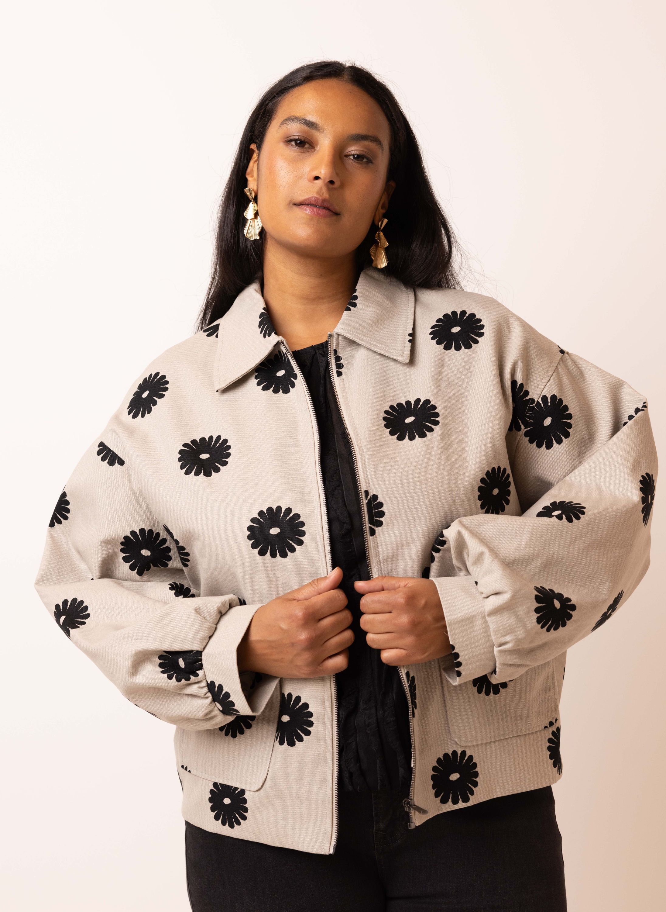 Norah Zandkleurig jasje met zwarte bloemen sand/black 215517-152-38