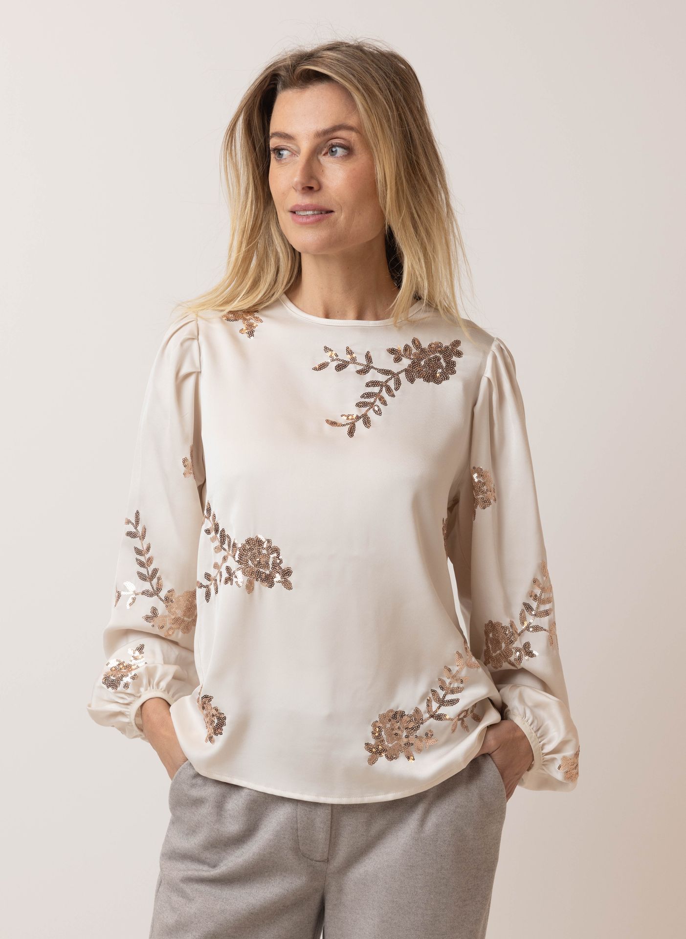  Champagnekleurige blouse met pailletten champagne 215520-103-34