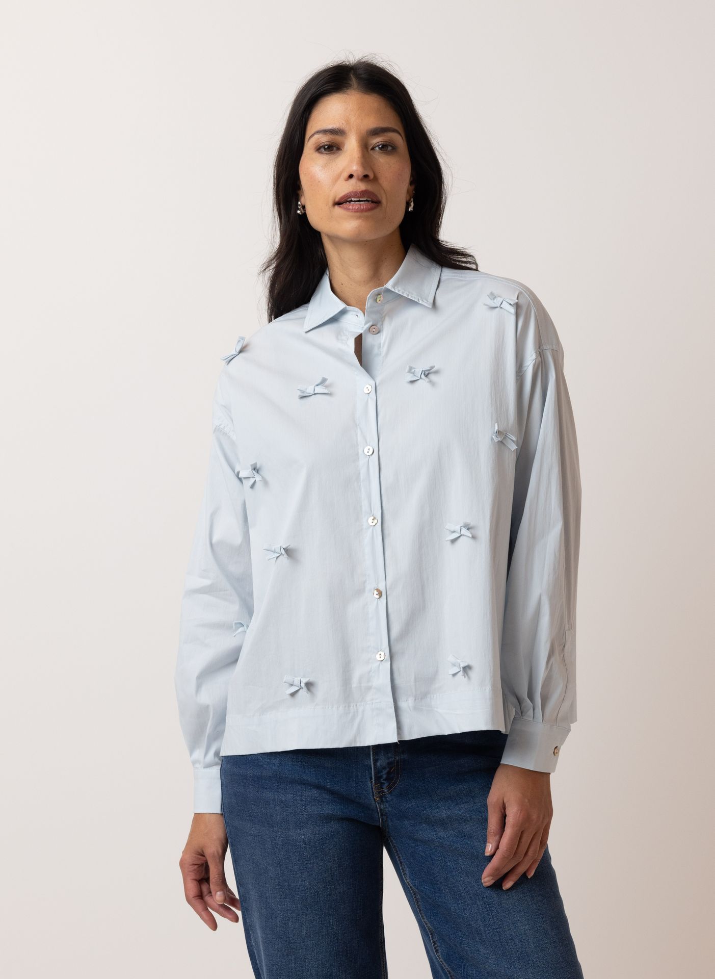 Norah Lichtblauwe blouse met strikjes light blue 215555-401