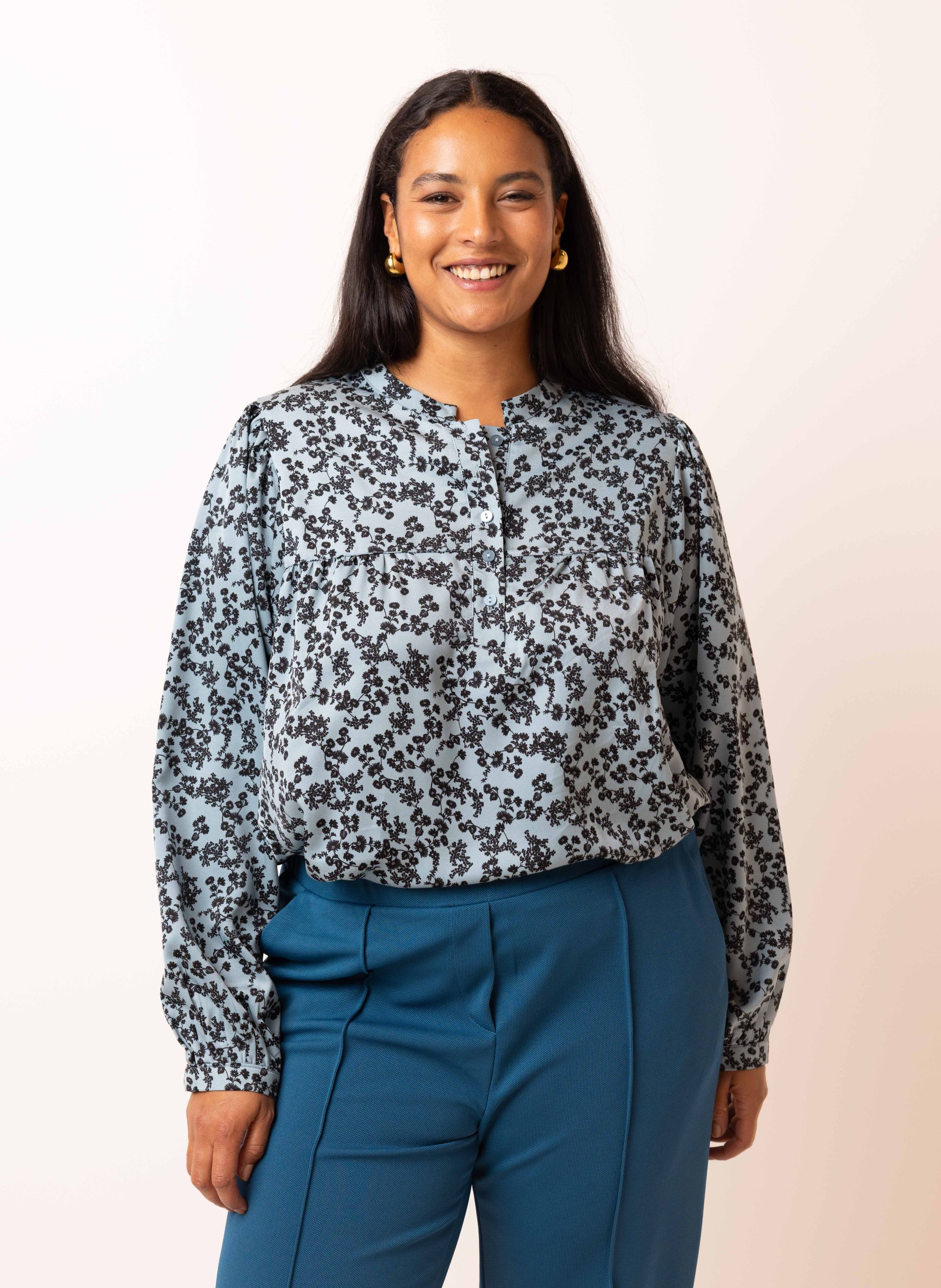 Norah Lichtblauwe blouse met zwarte bloemen blue/black 215721-430