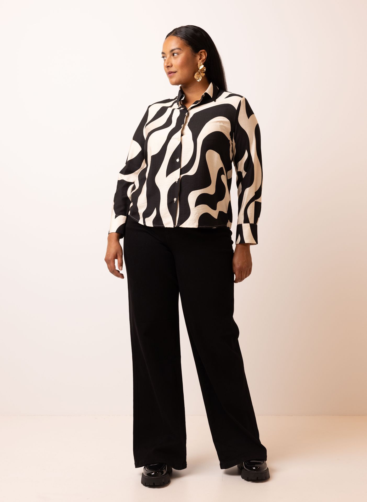 Ecru/zwarte blouse met golvende print