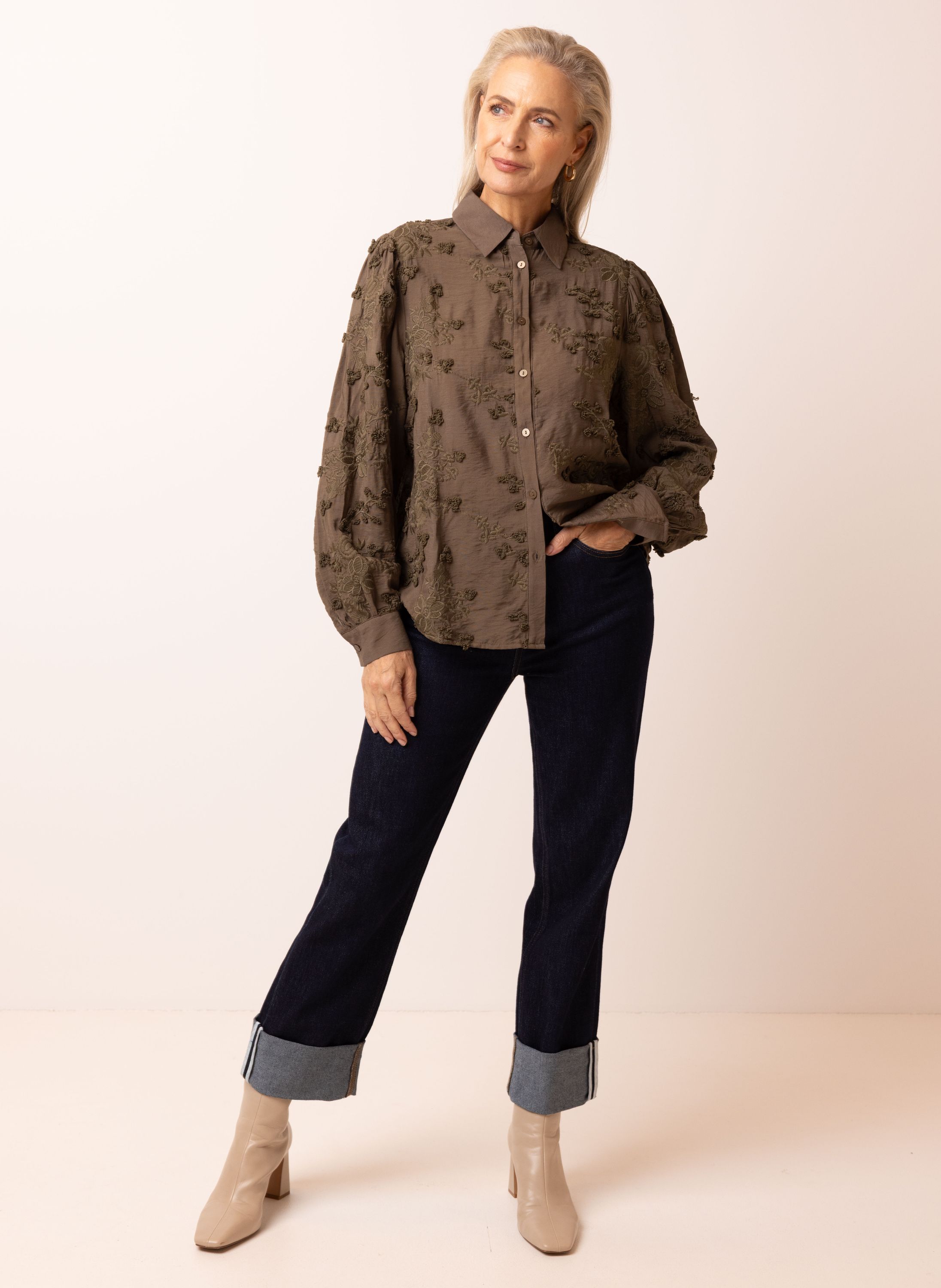 Norah Donkergroene blouse met geborduurde bloemen dark olive 215922-598-34