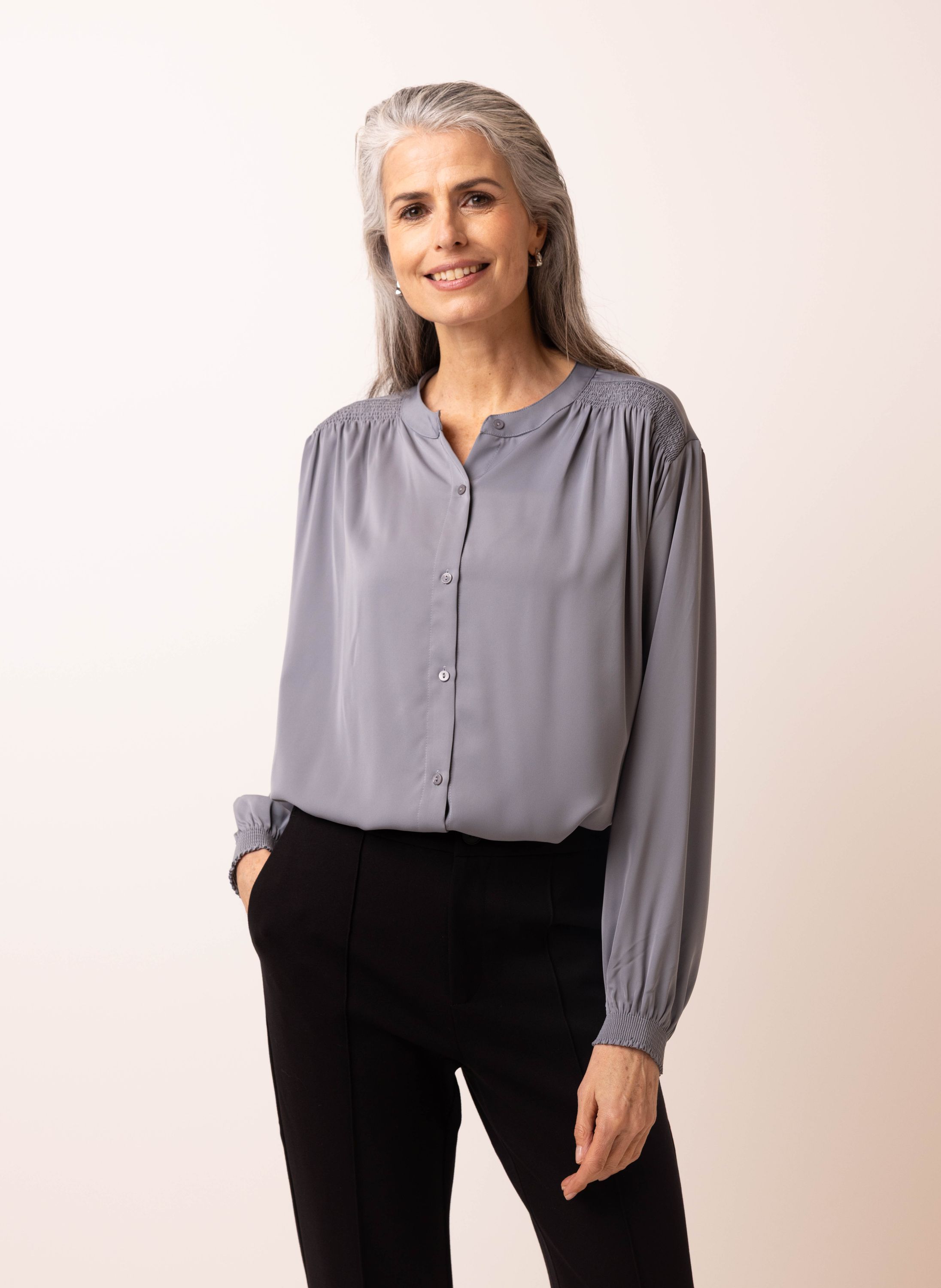 Norah Grijze blouse met subtiele glans grey 215927-045