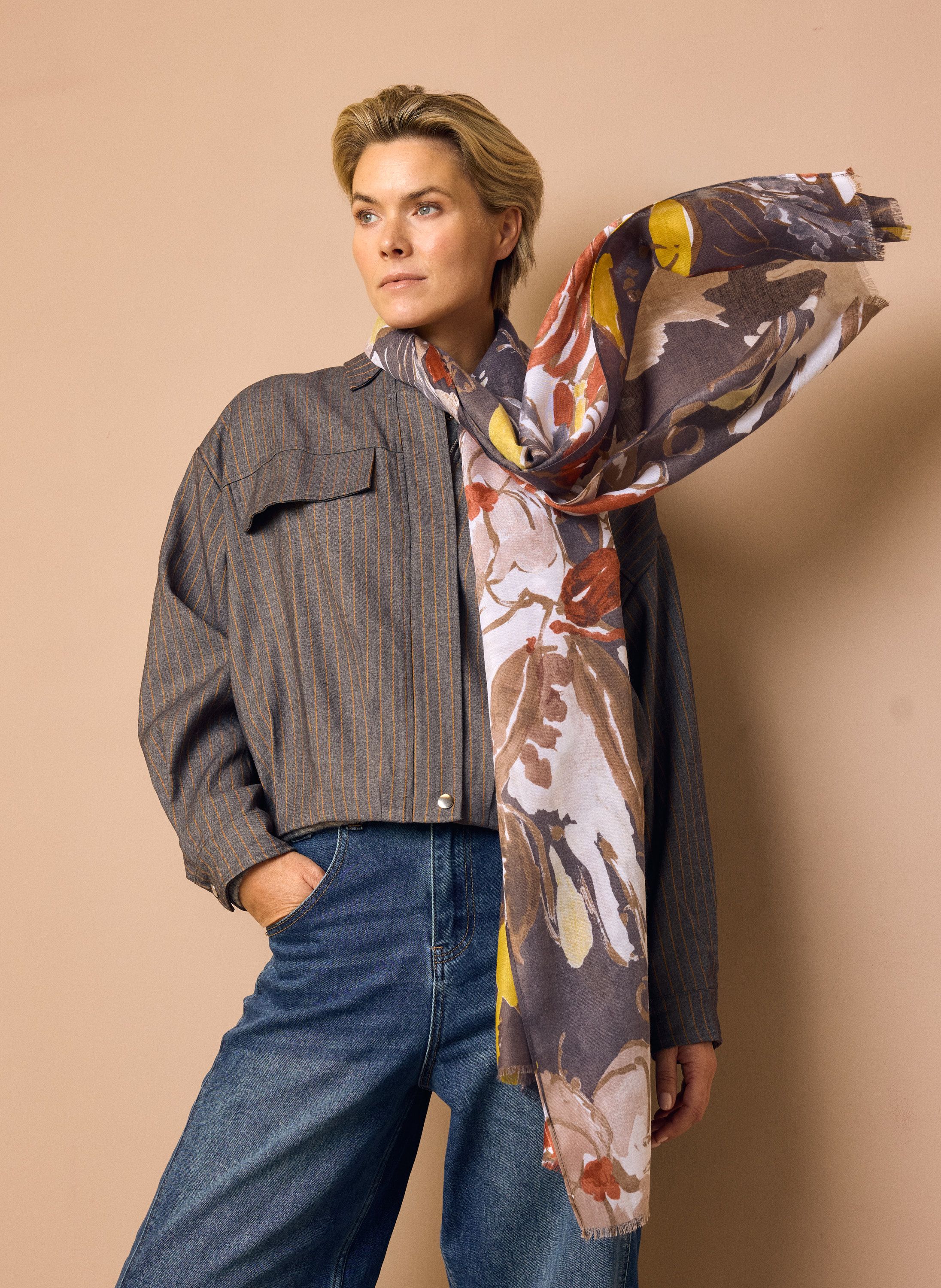 Norah Grijze sjaal met grafische print grey multicolor 215996-048