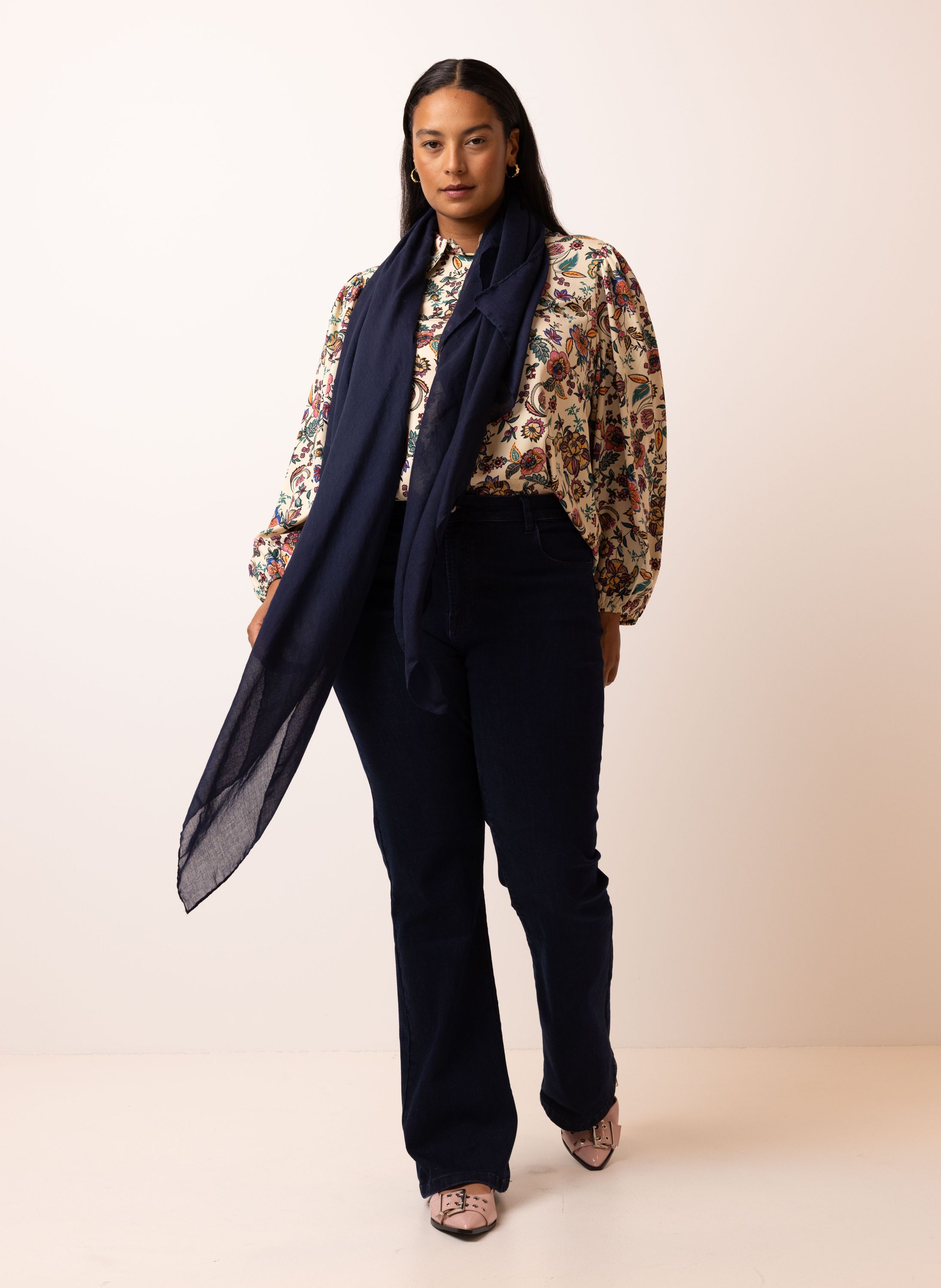 Norah Donkerblauwe sjaal met rafelrand dark blue 216027-499