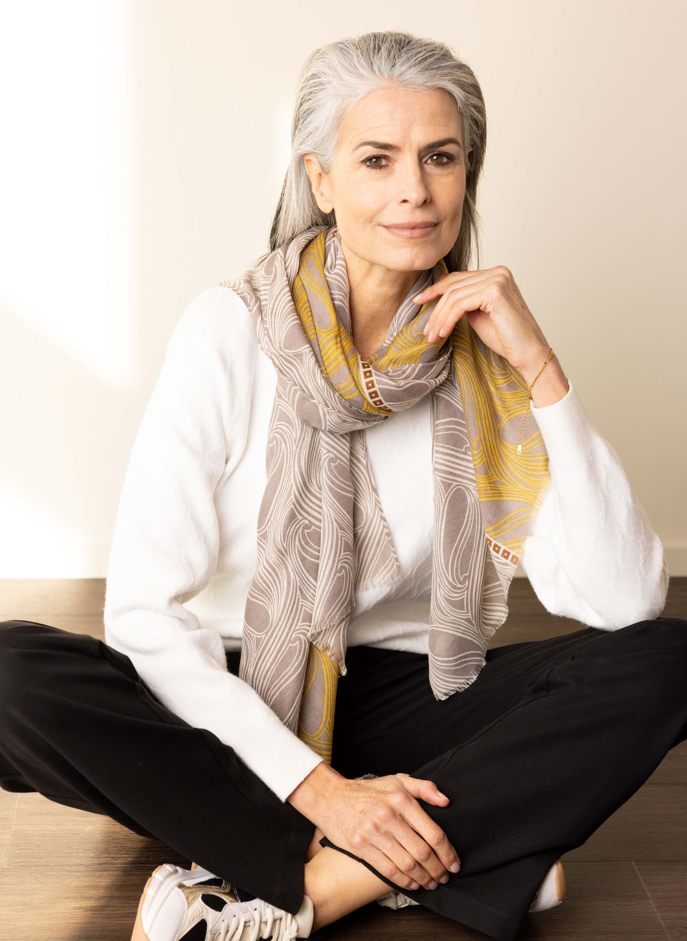 Norah Taupe sjaal met grafische print taupe multicolor 216045-207