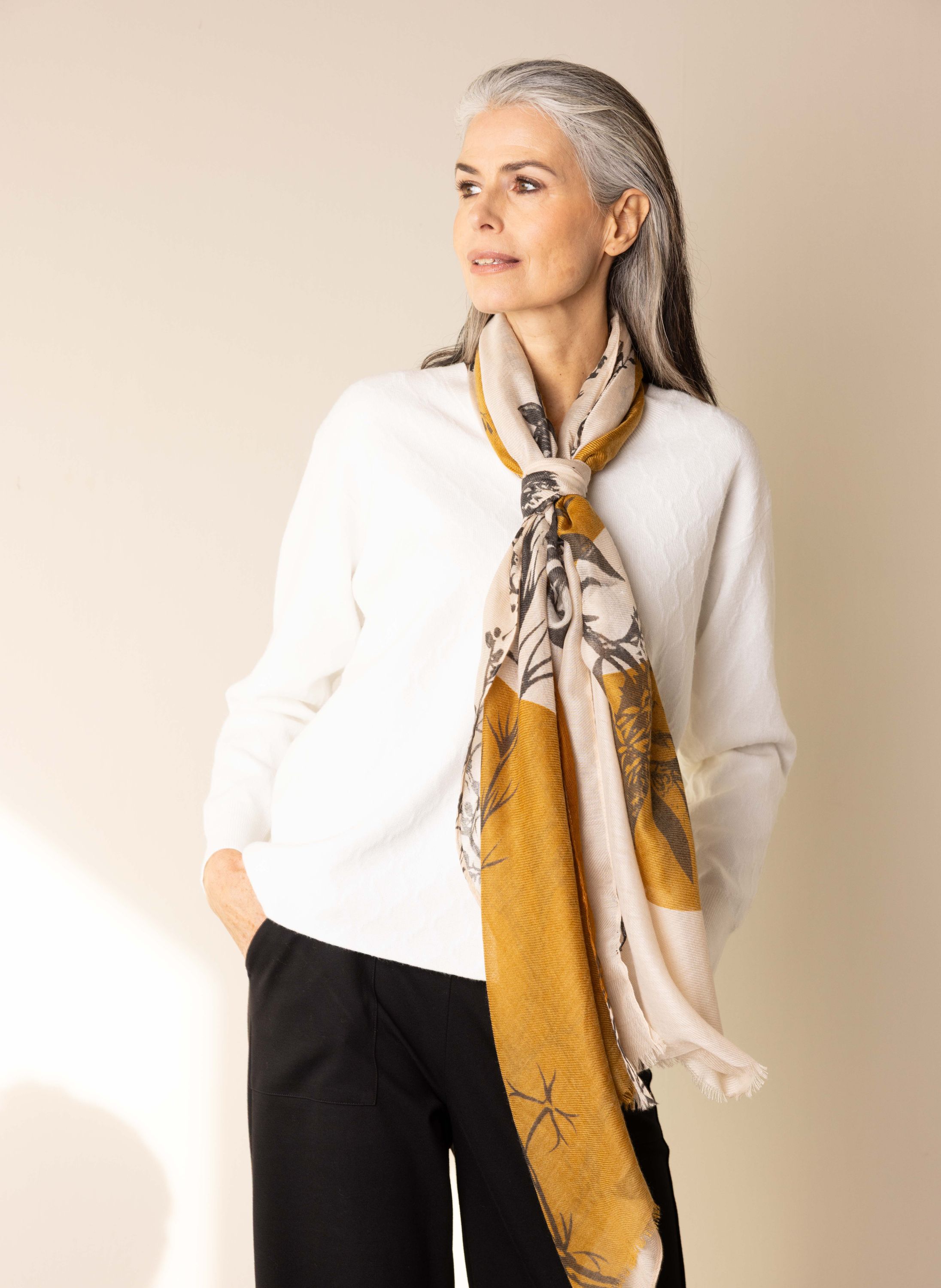 Norah Bruine sjaal met botanische print curry multicolor 216047-372