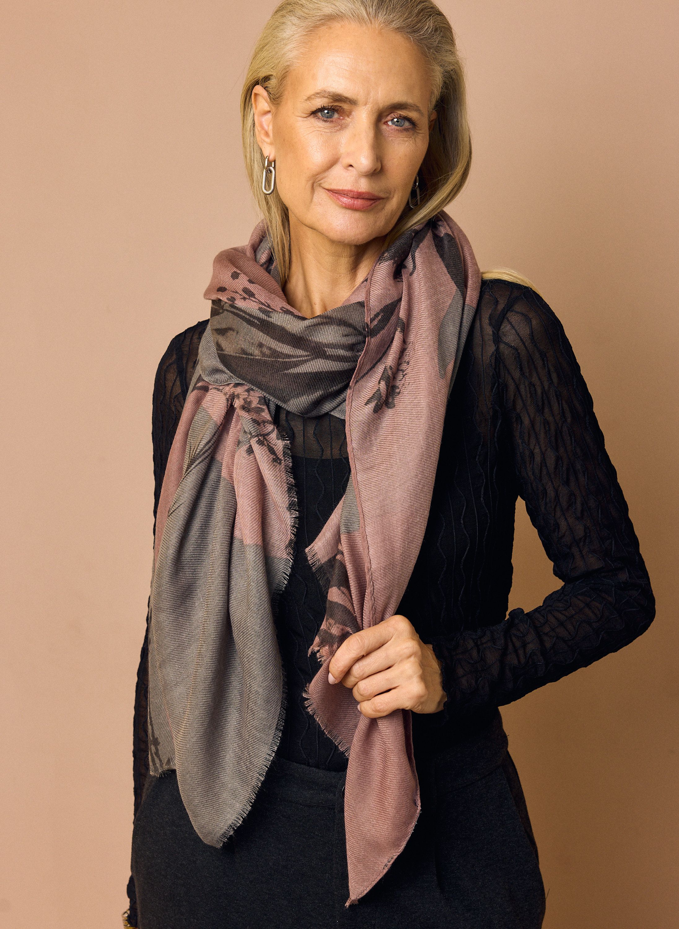 Norah Grijze sjaal met botanische print grey multicolor 216048-048