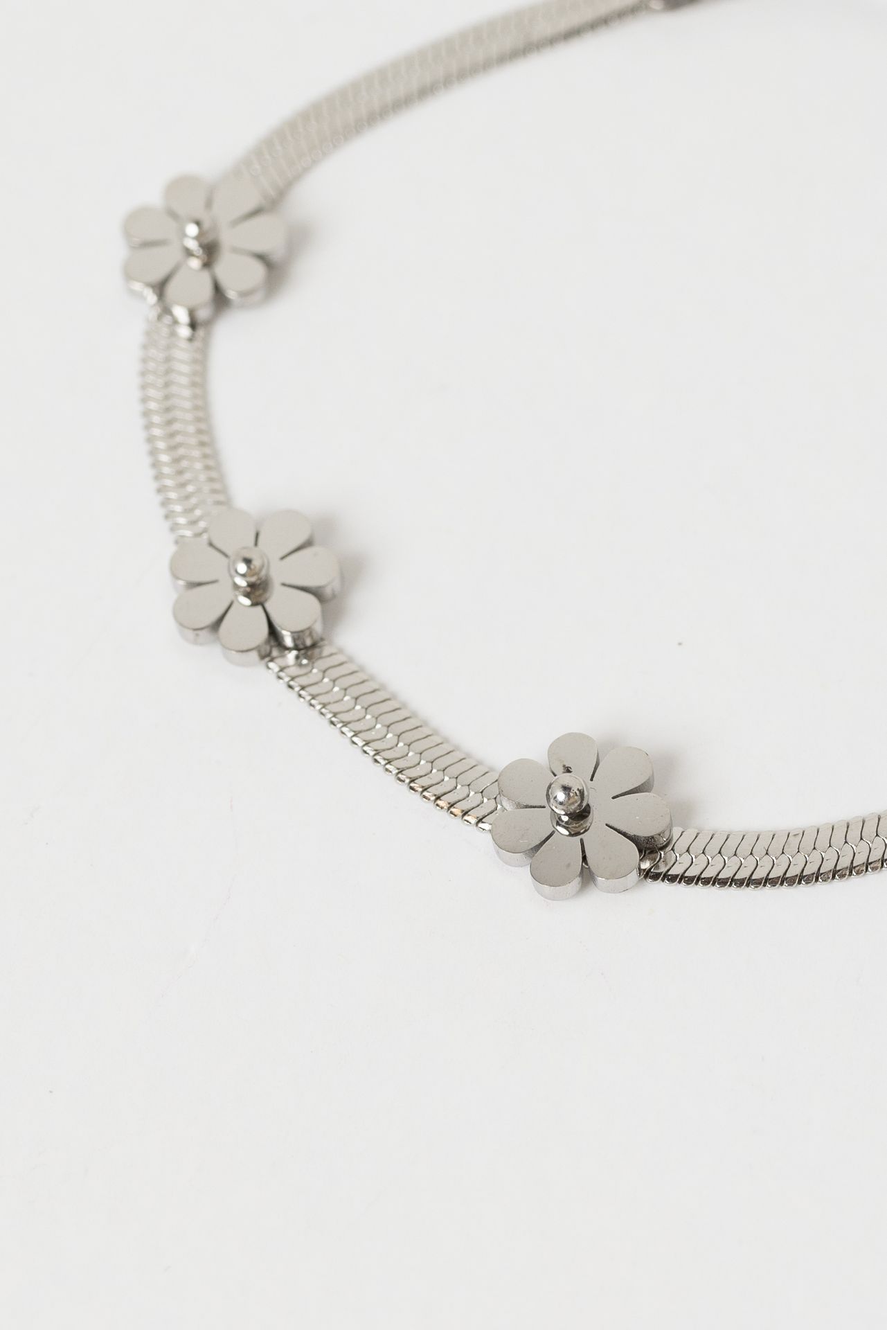 Norah Zilverkleurige armband met bloemen silver 216259-099