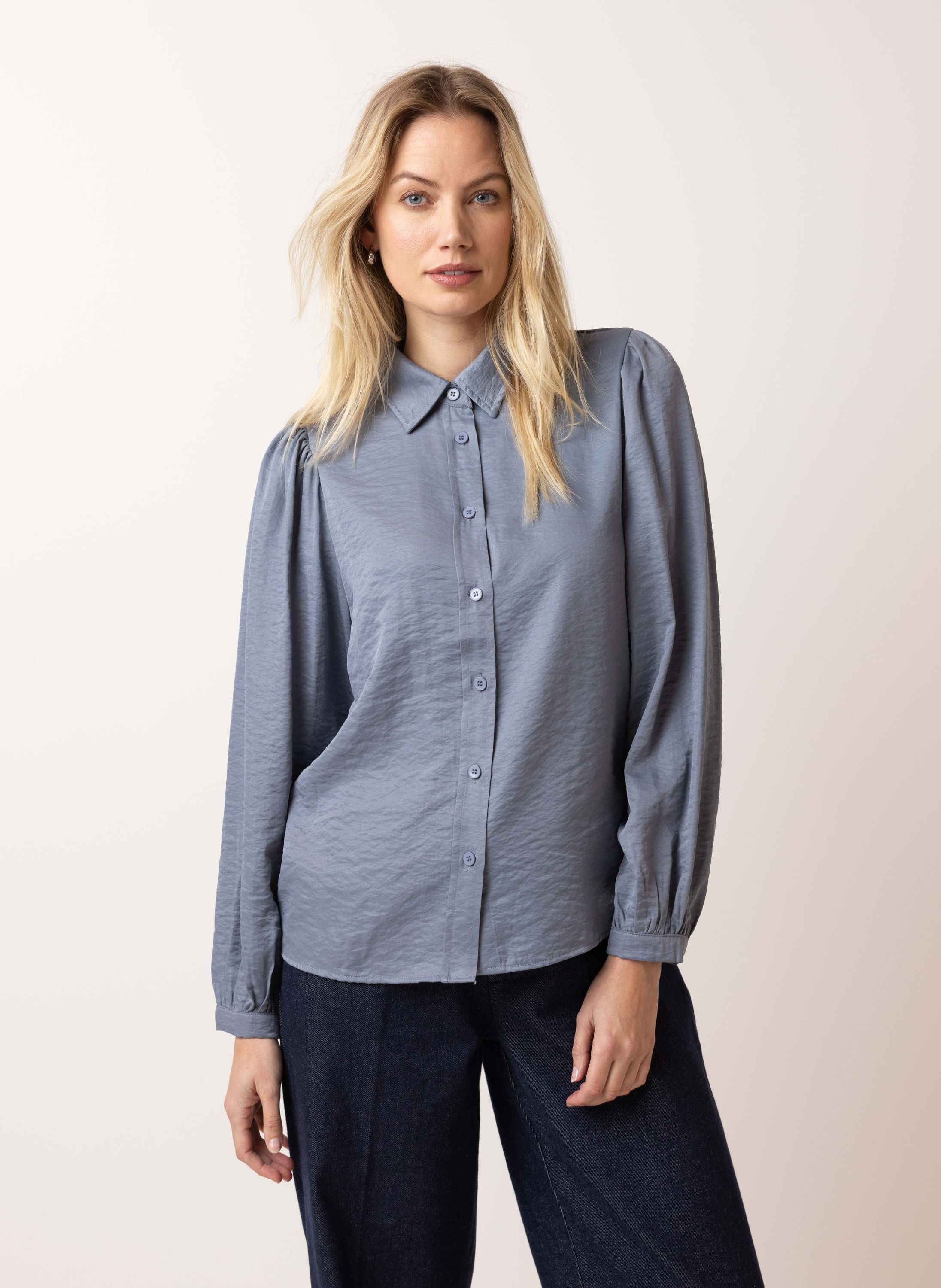 Norah Blauwe blouse met subtiele glans blue 216323-400