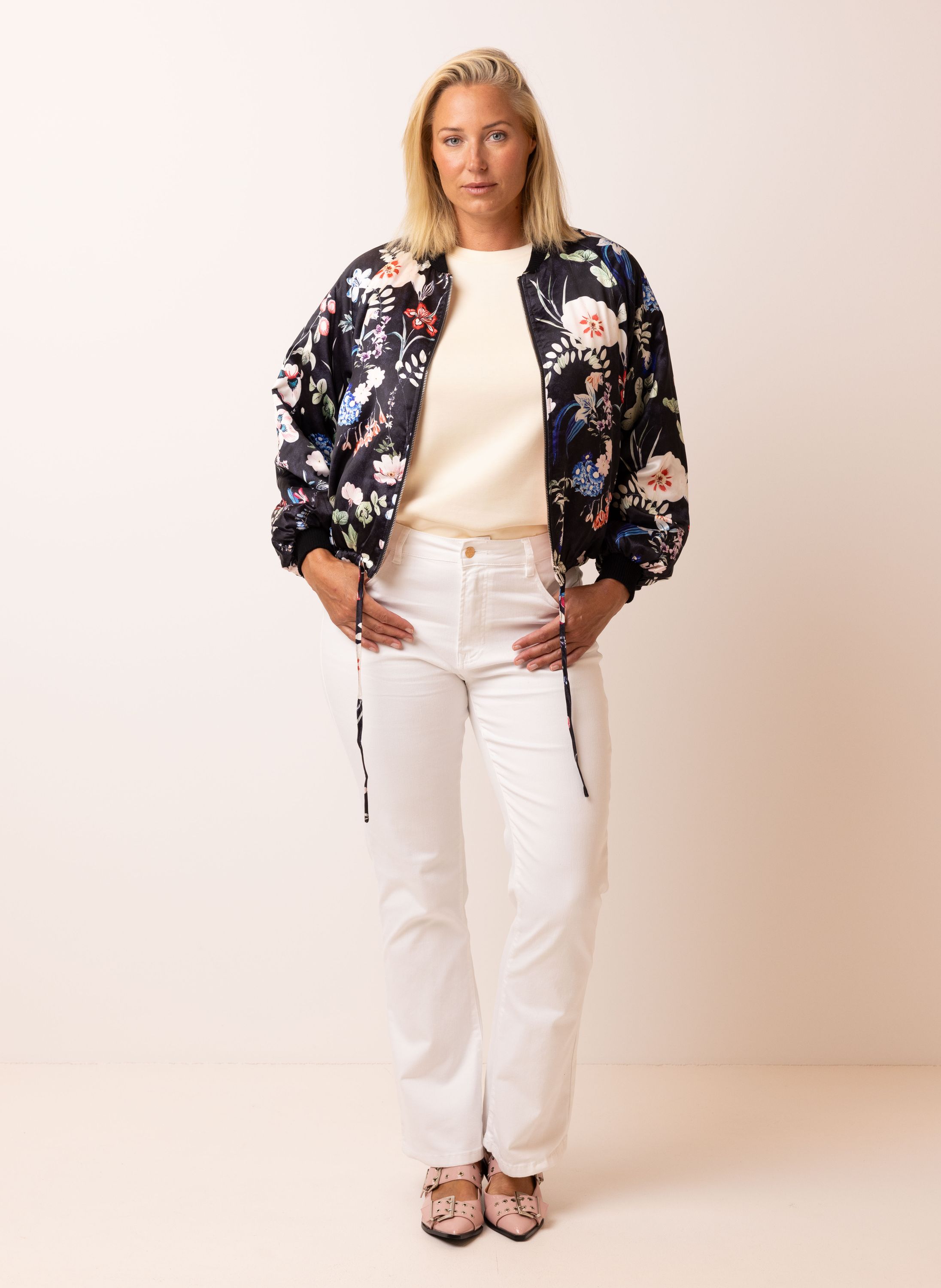 Norah Glanzende bomberjas met bloemen black multicolor 216480-020-42