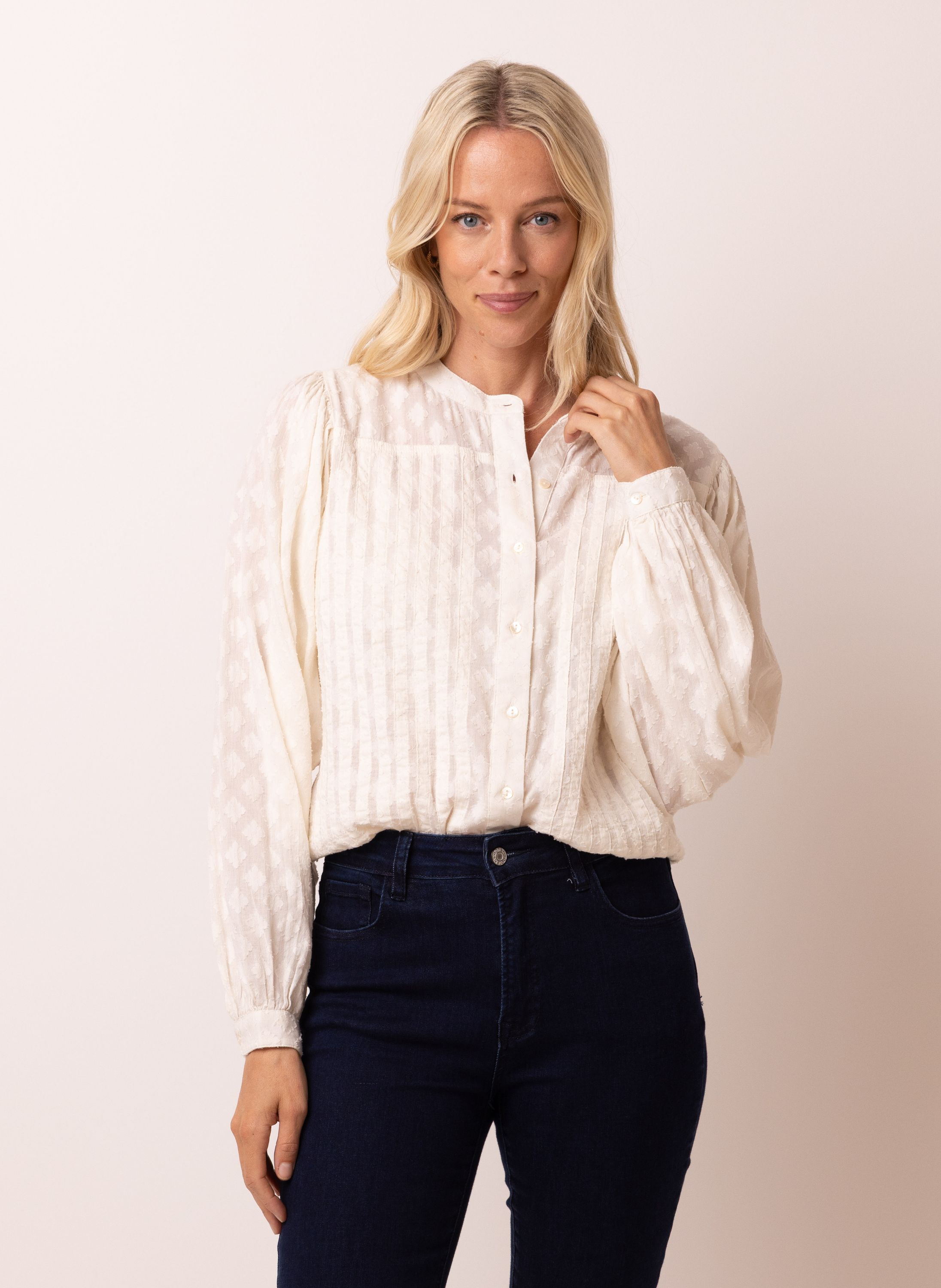 Norah Ecru blouse met subtiele strepen ecru 216619-102