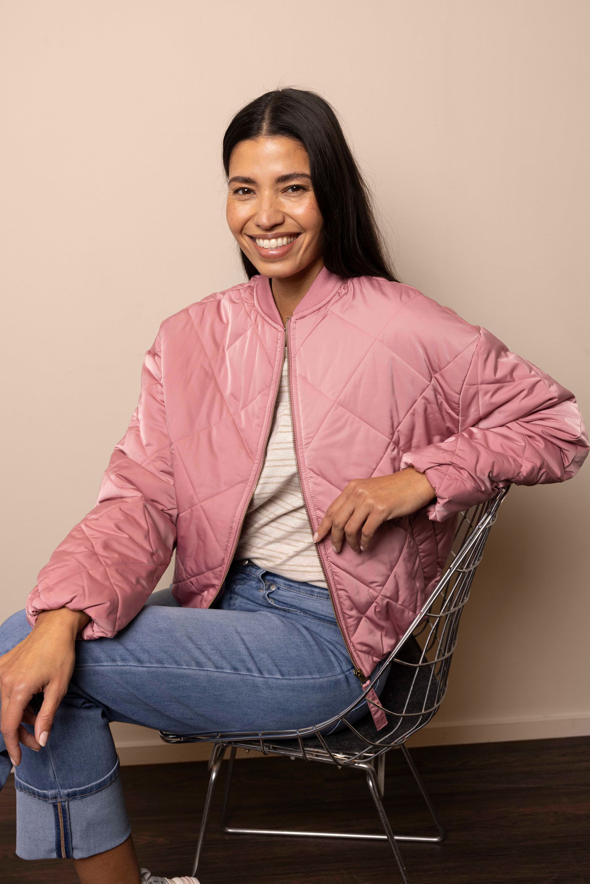 Donkerroze bomberjas met ruitstiksel