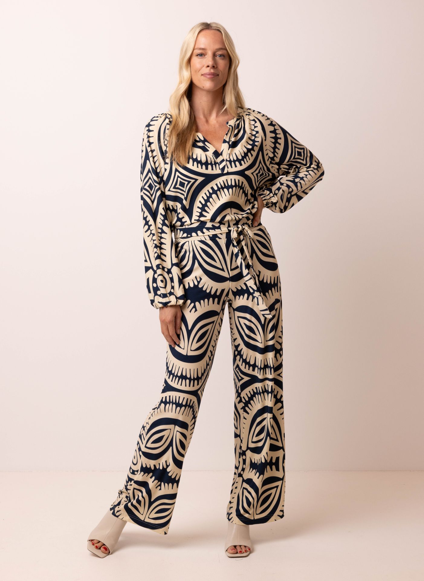 Norah Ecru/blauwe blouse met grafische print ecru/blue 216936-174-34