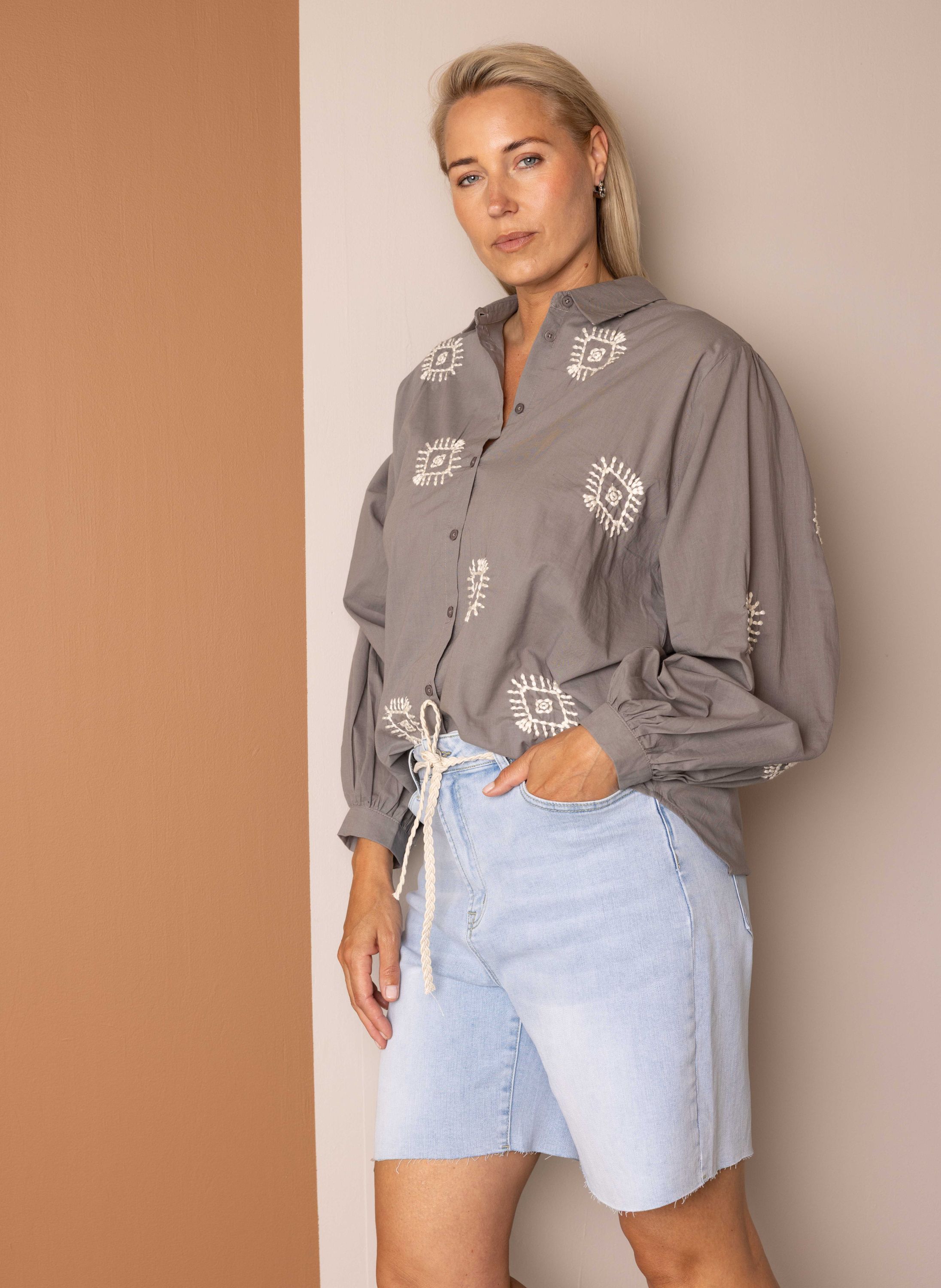 Norah Grijze blouse met borduursels grey/ecru 216941-081