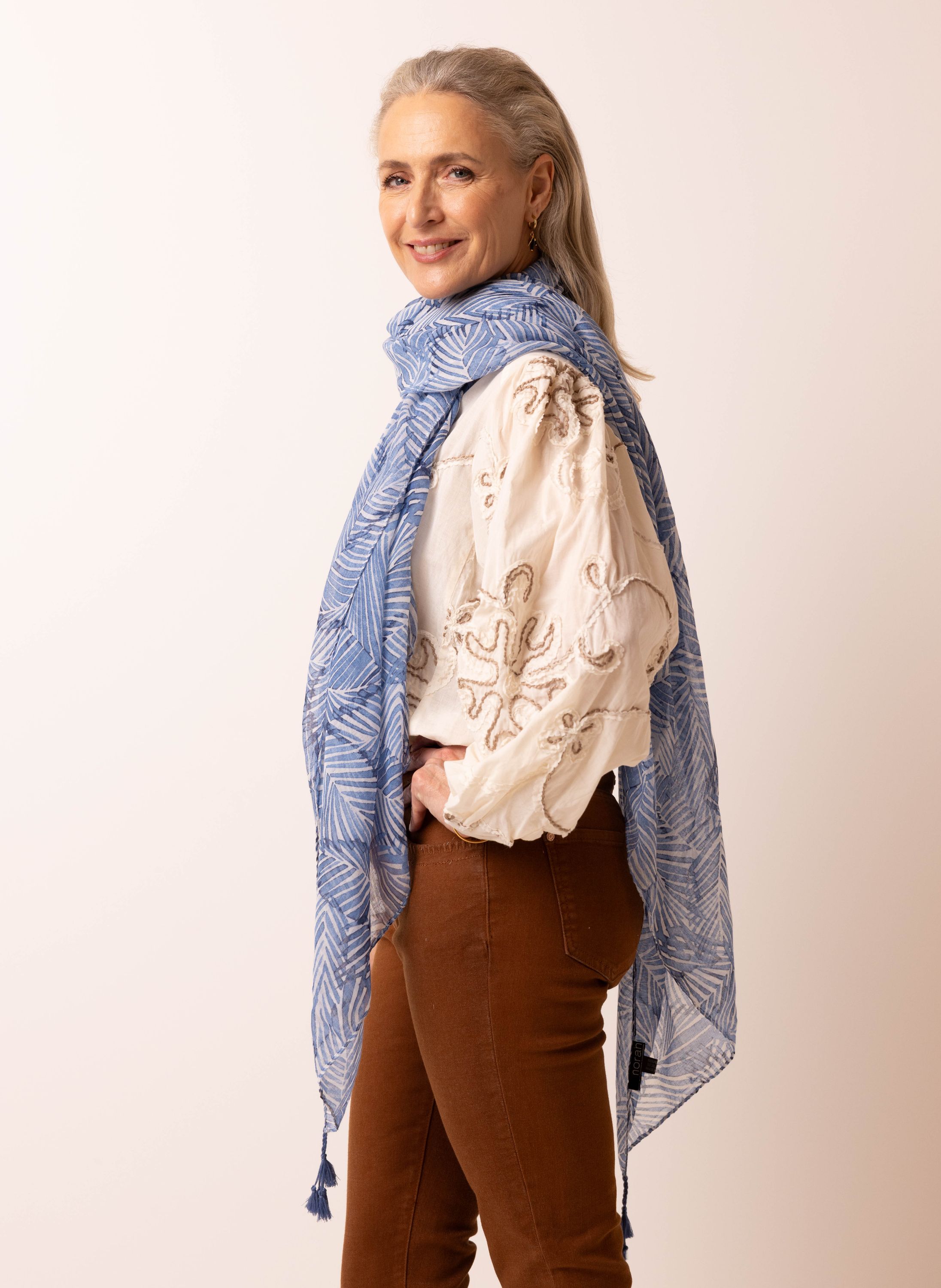 Norah Blauwe sjaal met grafische print blue 217089-400-ONE