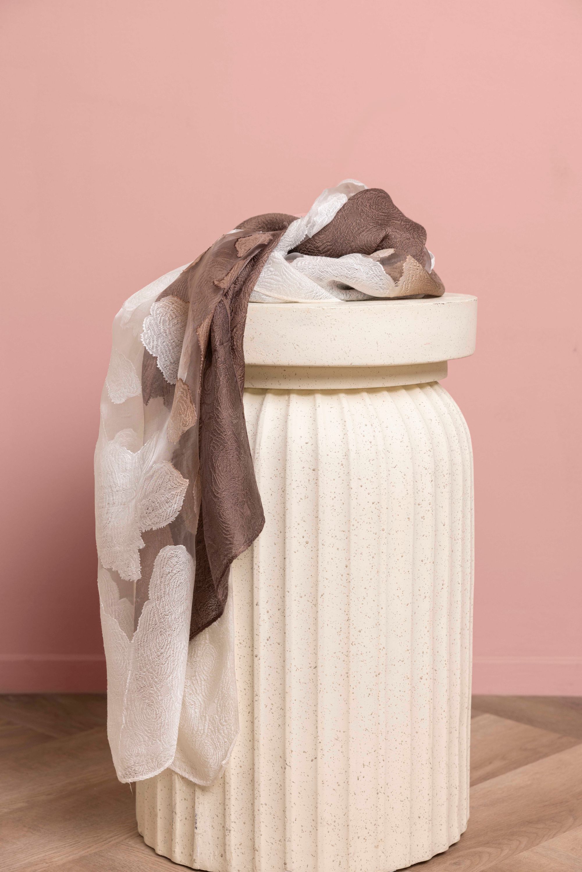 Norah Wit/bruine sjaal met rozen white/brown 217093-133