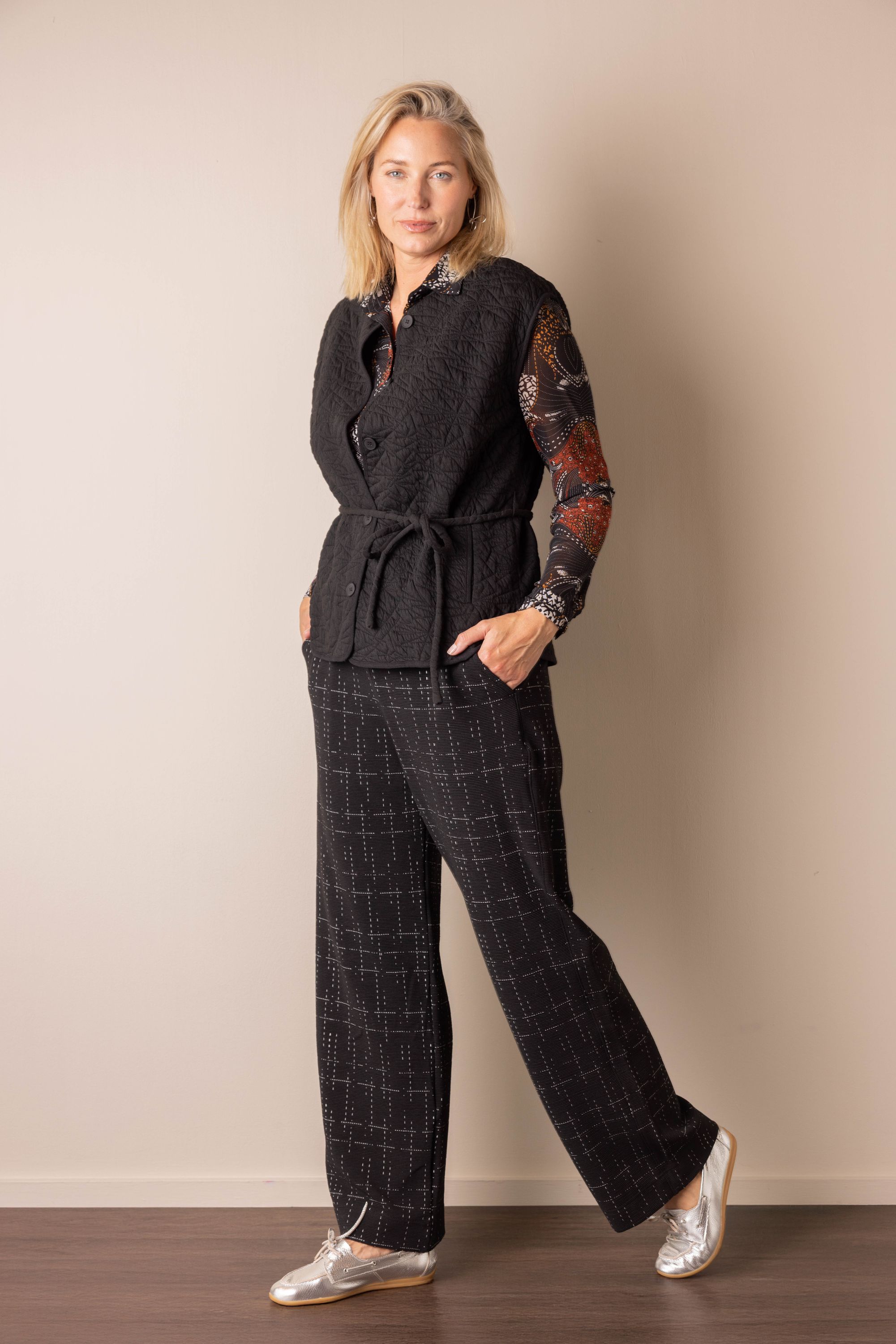 Norah Zwarte rechte broek met witte strepen black/white 217192-031-46 Norah Zwarte rechte broek met witte strepen black/white 217192-031-46