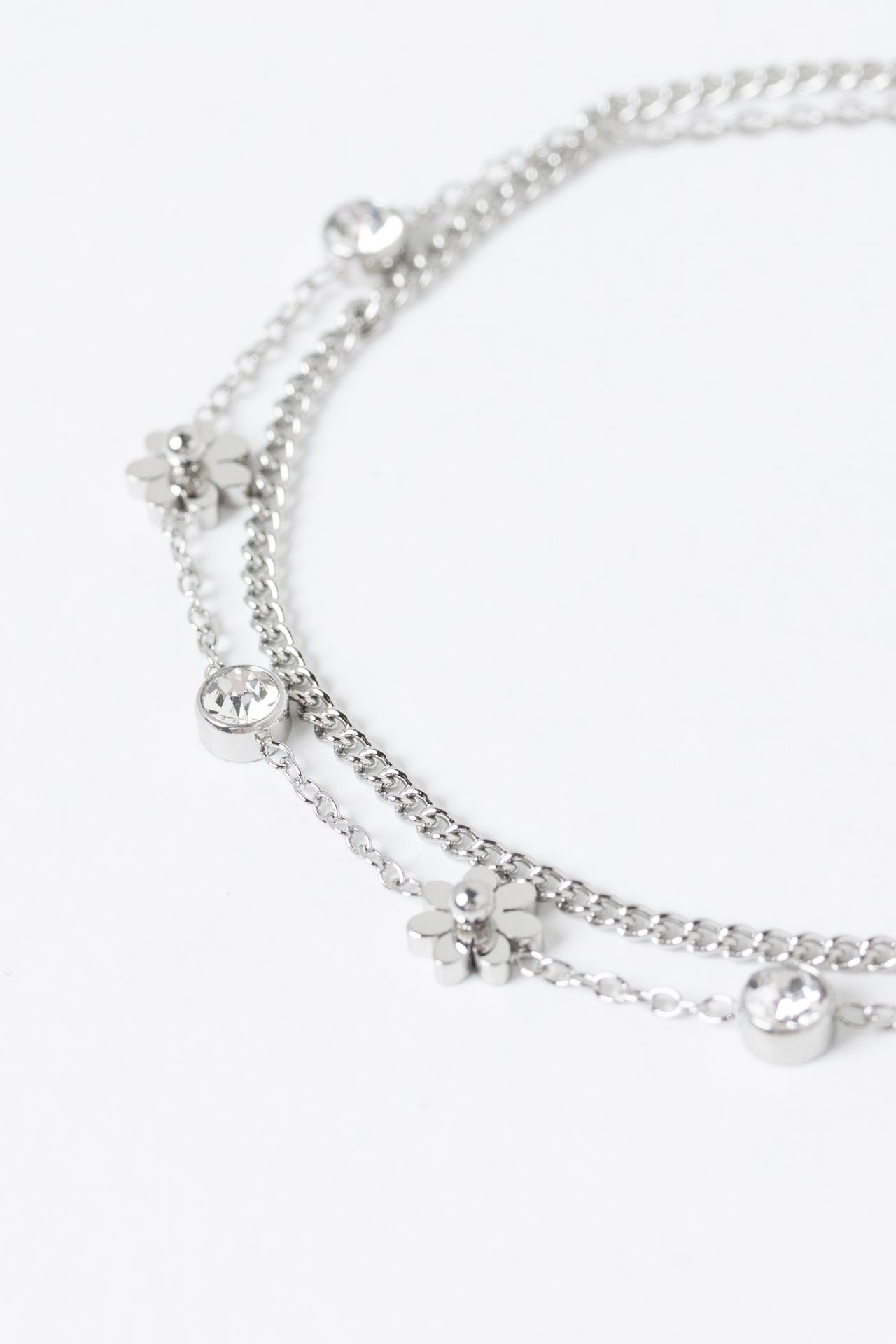 Norah Zilverkleurige armband met steentjes en bloemen silver 217195-099