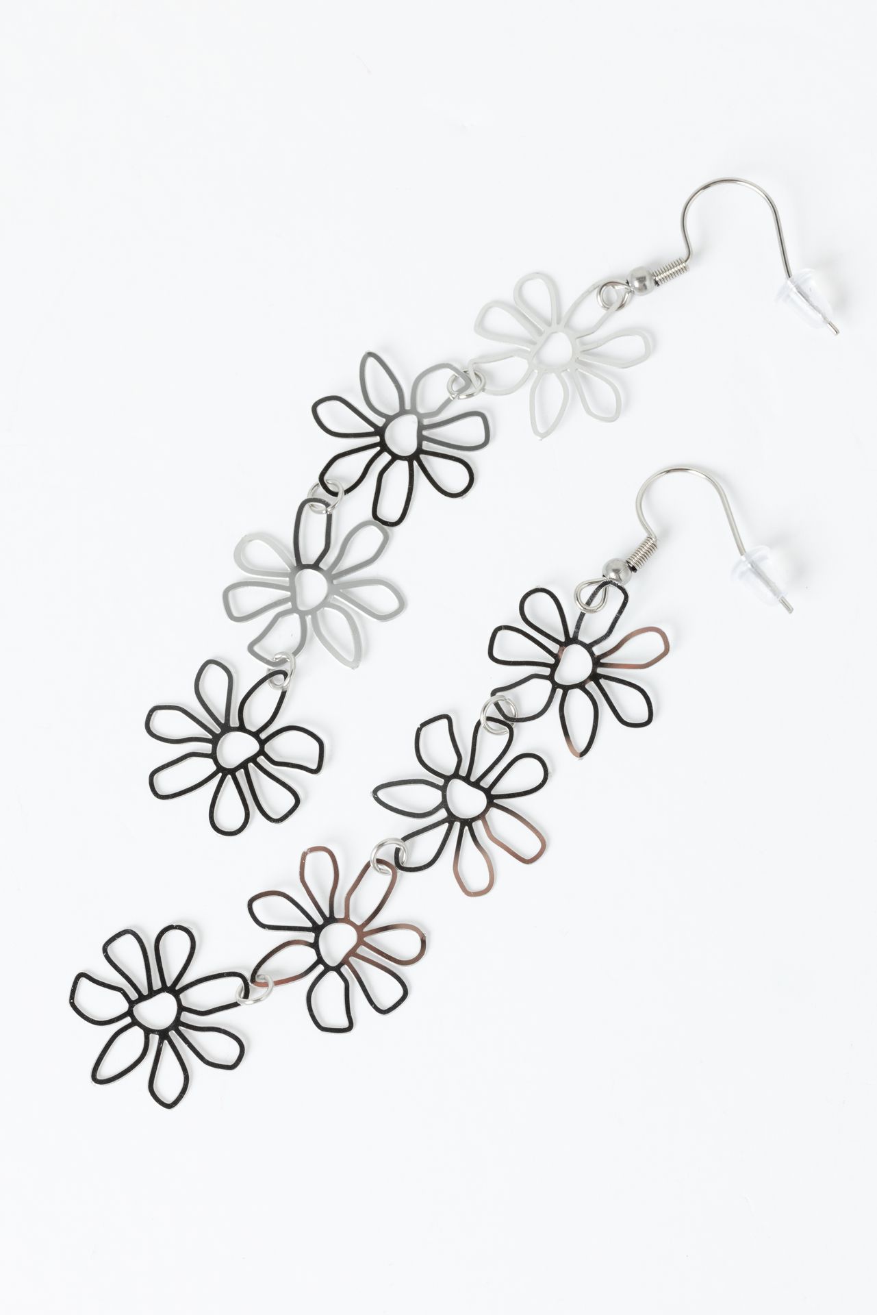 Norah Zilverkleurige oorbellen met bloemen silver 217202-099