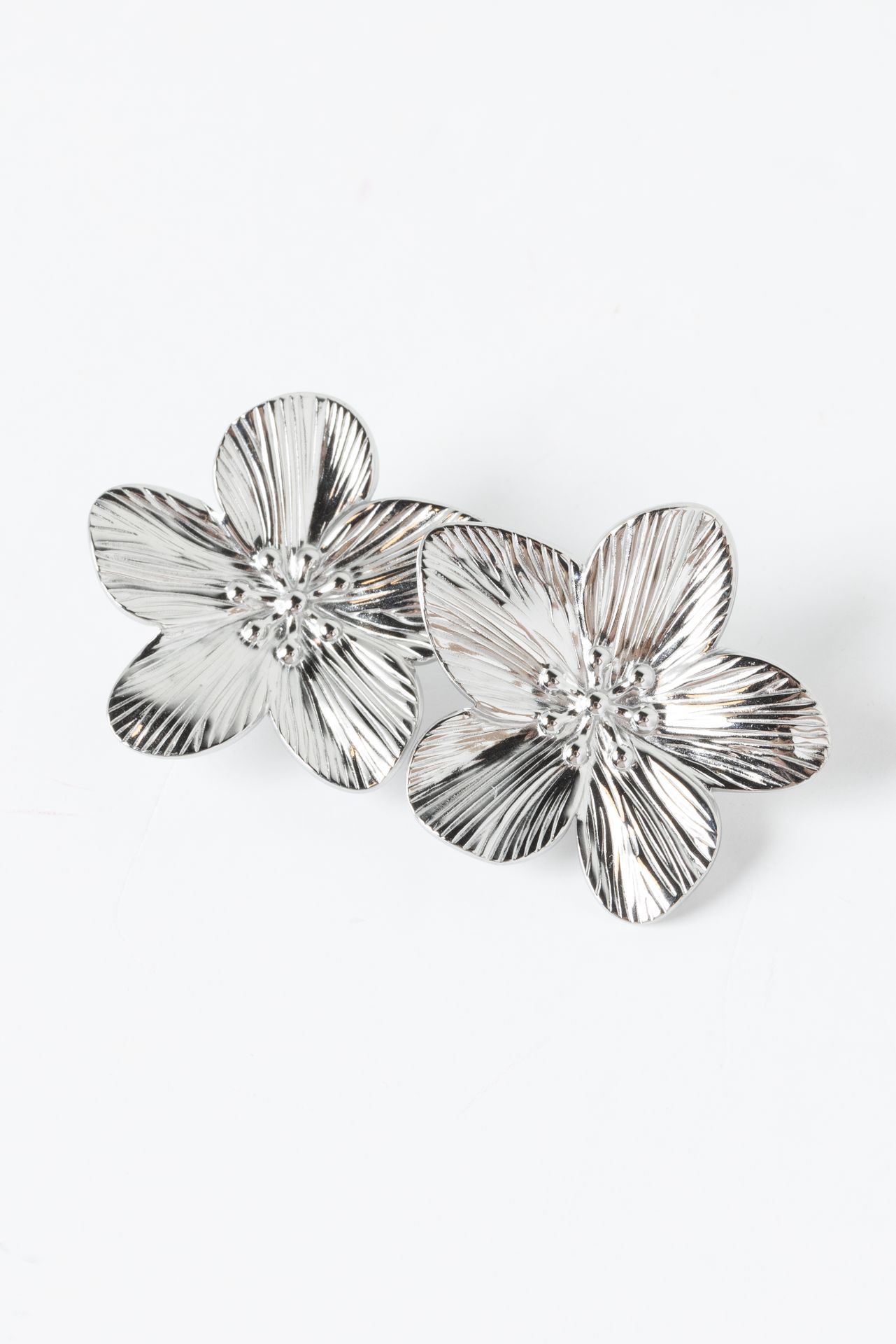 Norah Zilverkleurige oorbellen met bloem silver 217204-099
