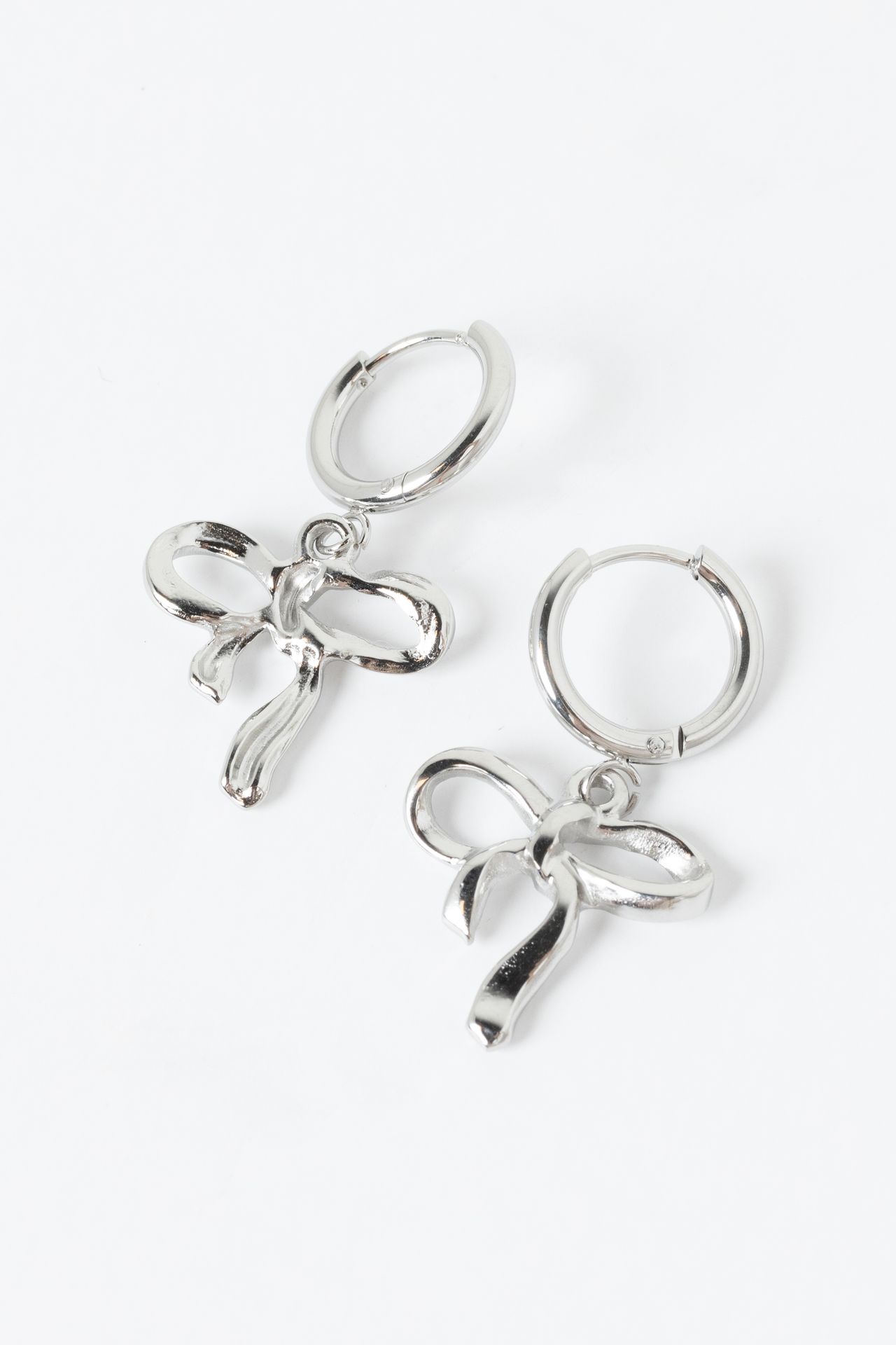Norah Zilverkleurige oorbellen met strikje silver 217215-099