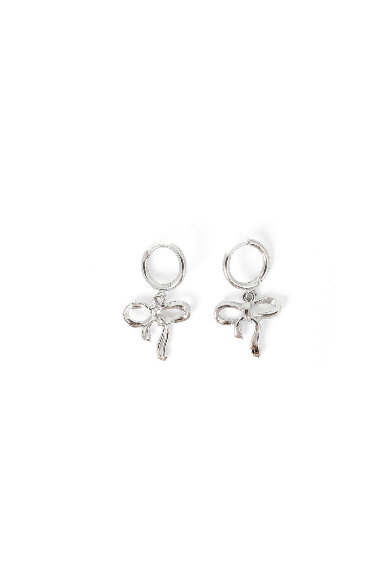 Norah Zilverkleurige oorbellen met strikje silver 217215-099