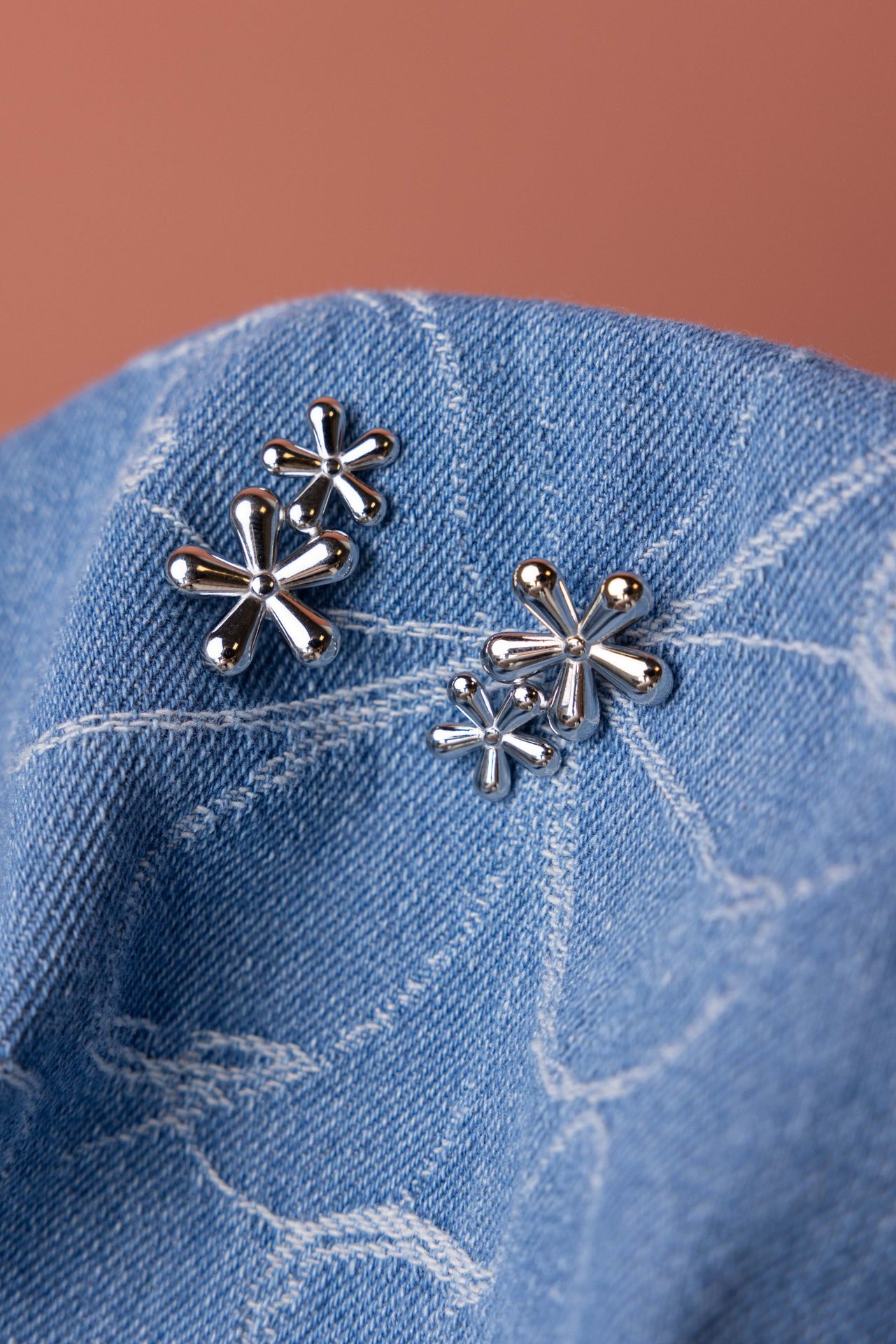 Norah Zilverkleurige oorbellen met bloemen silver 217217-099