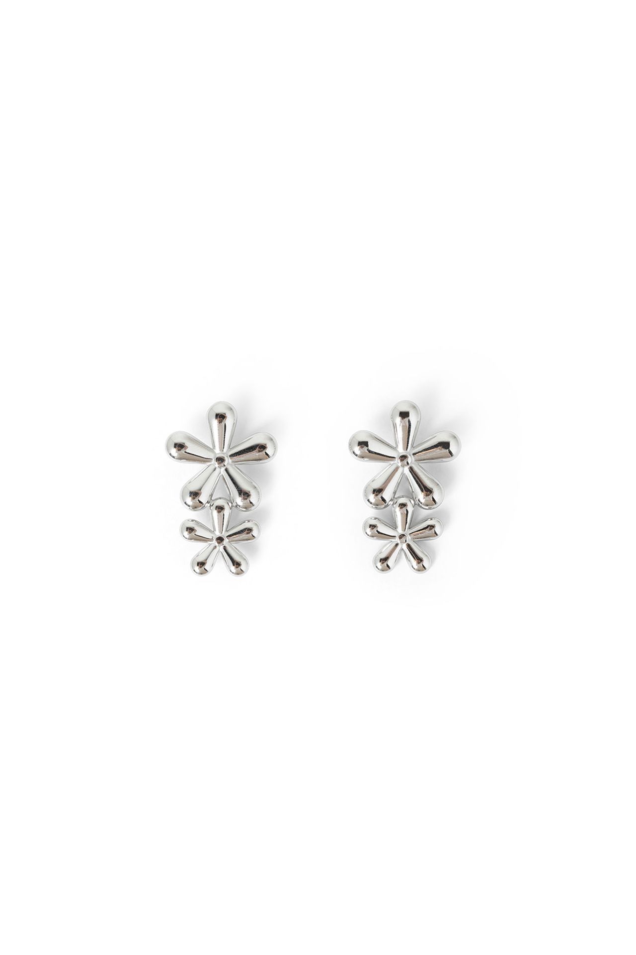 Norah Zilverkleurige oorbellen met bloemen silver 217217-099