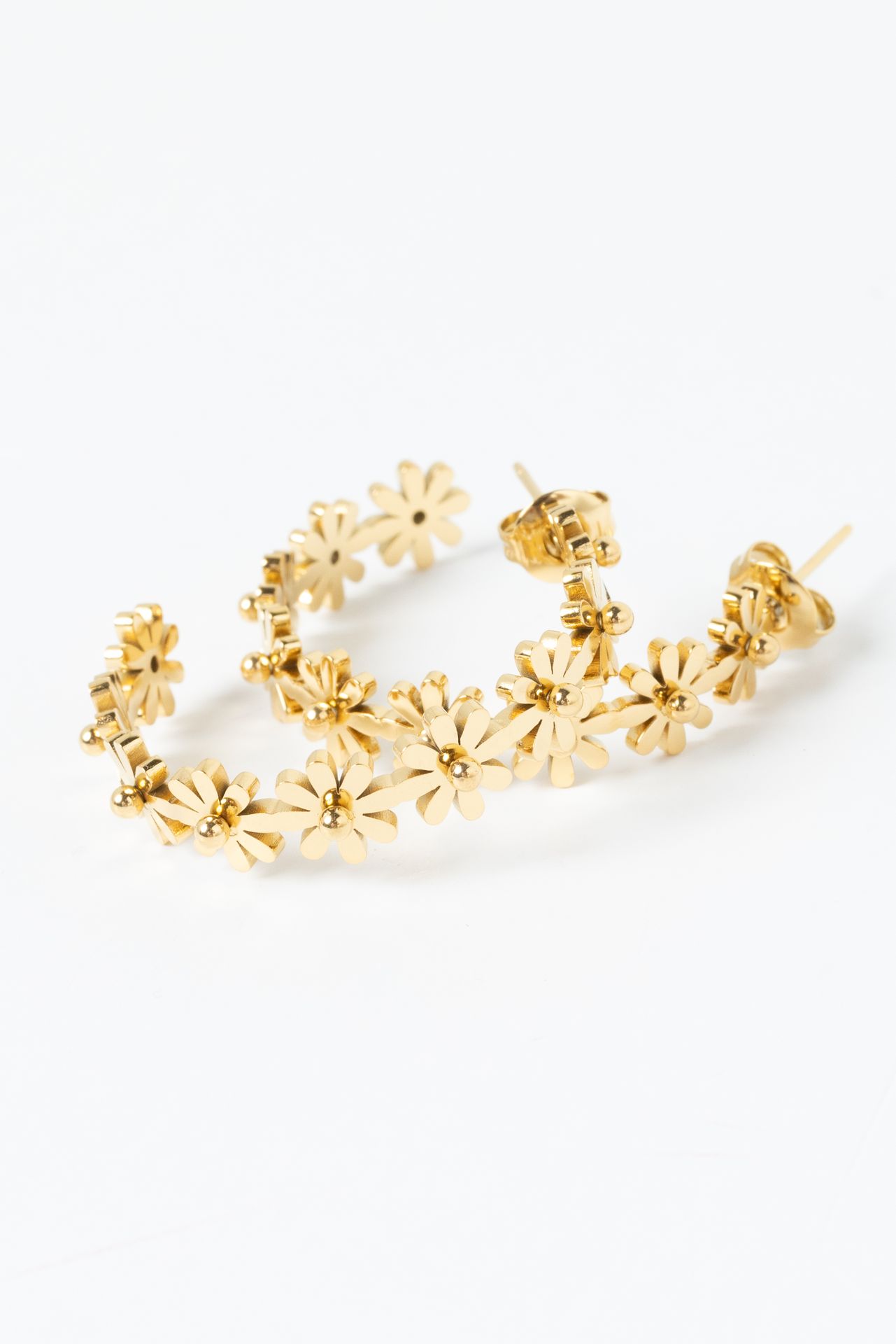 Norah Goudkleurige oorbellen met bloemen gold 217234-199-ONE
