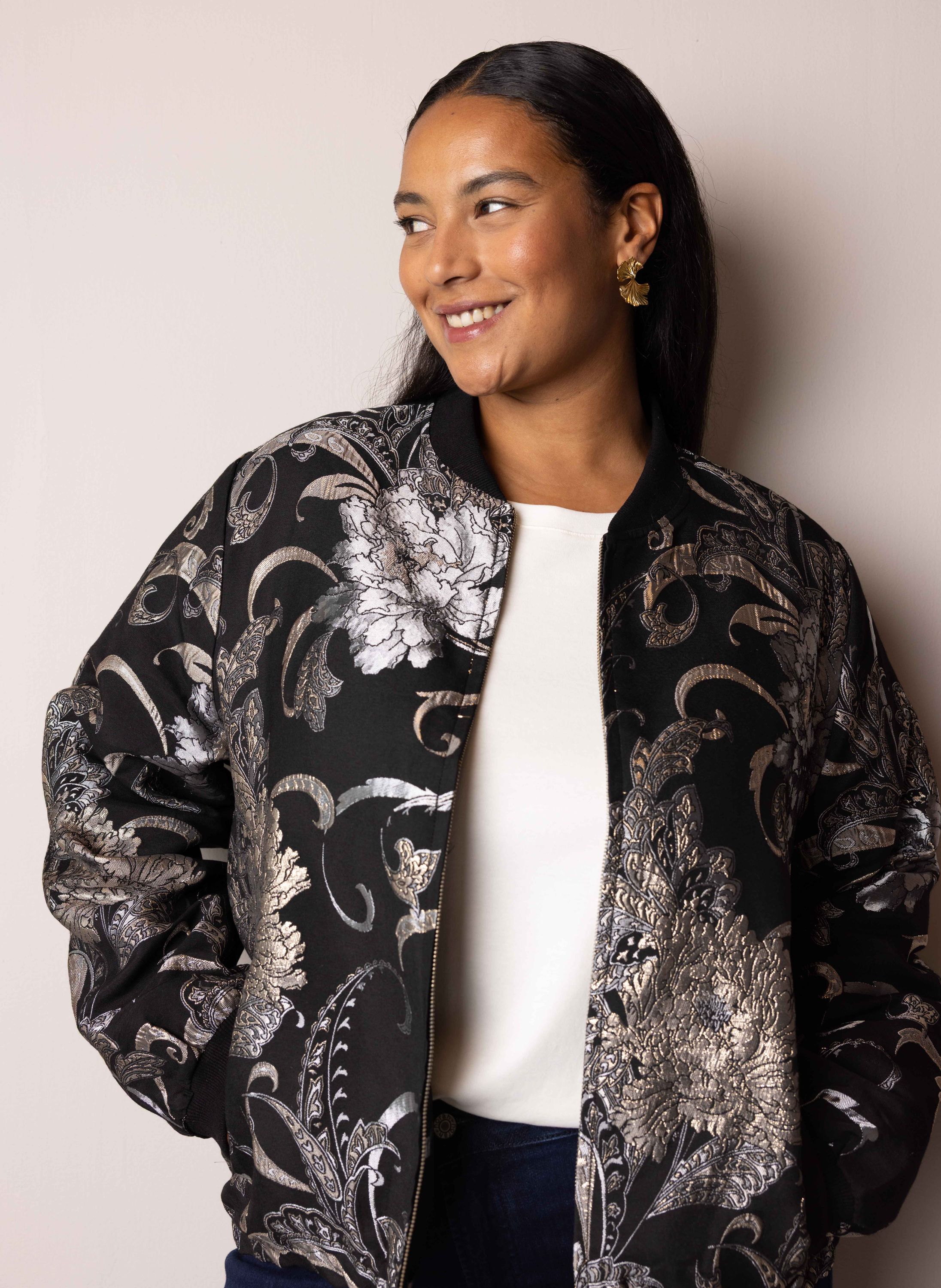 Norah Zwarte bomberjas met zilverkleurige print black/silver 217310-043-42-44