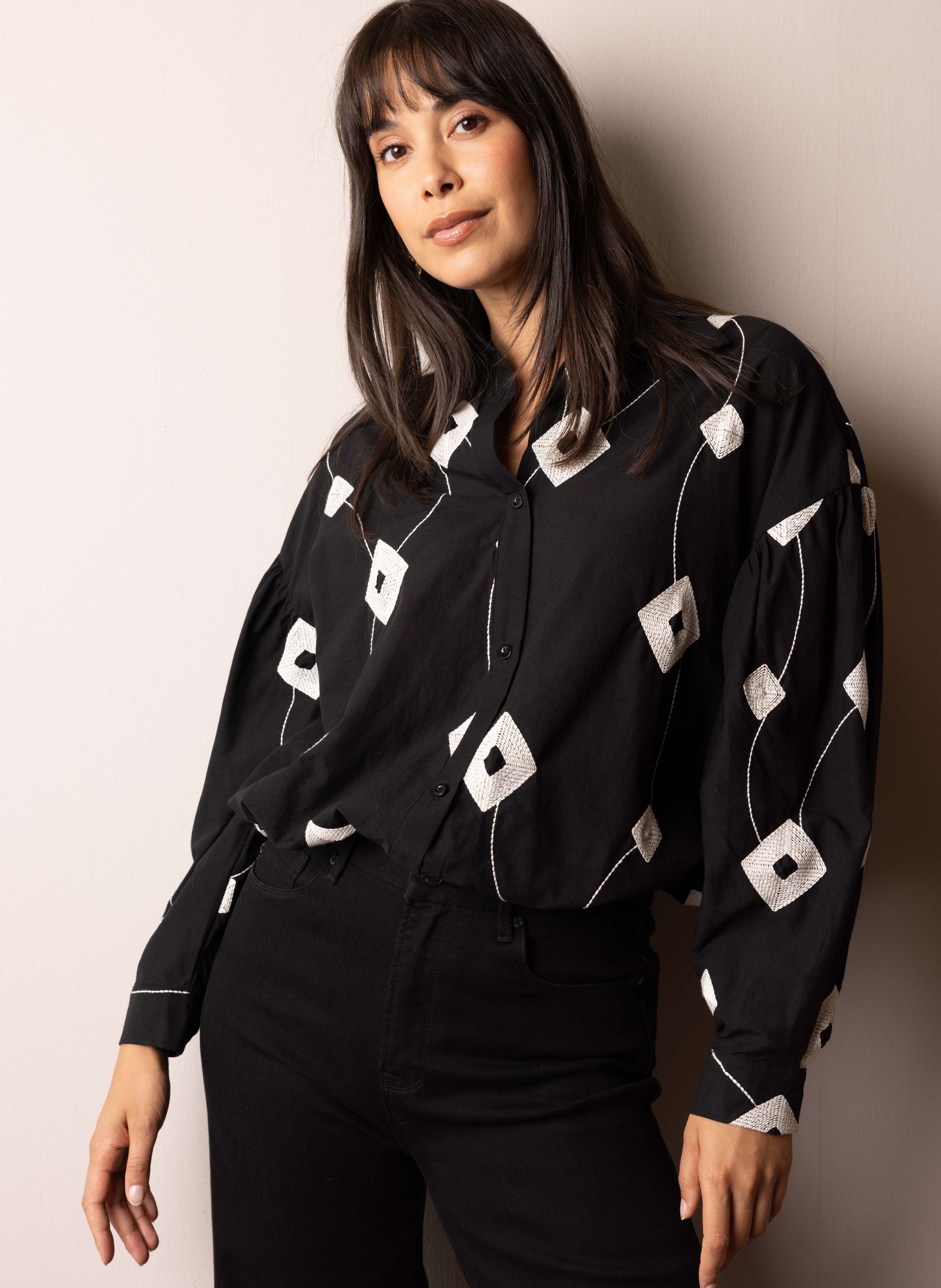 Norah Zwarte blouse met witte borduursels black/white 217382-031-38-40