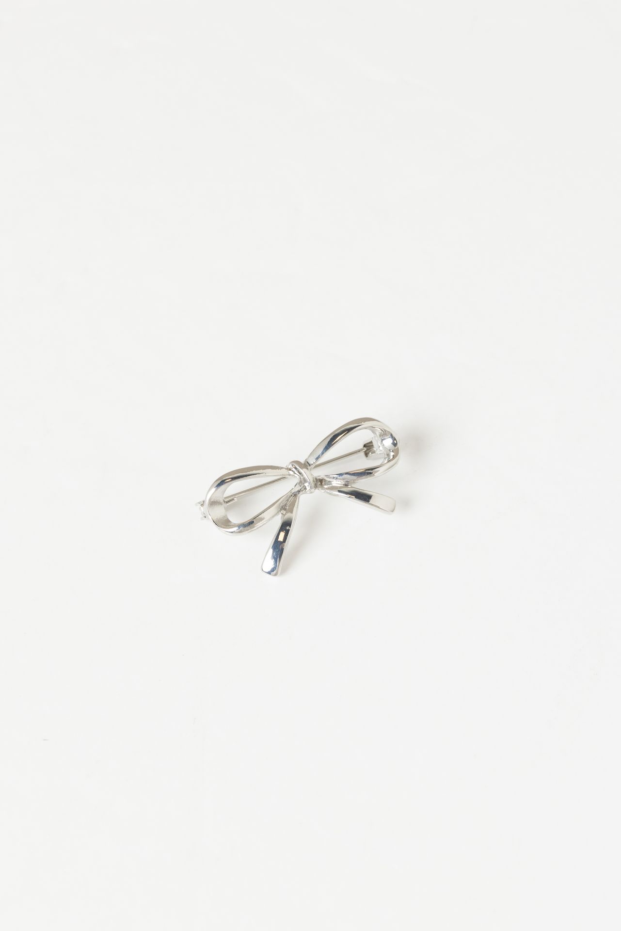 Broche zilverkleurige strik 