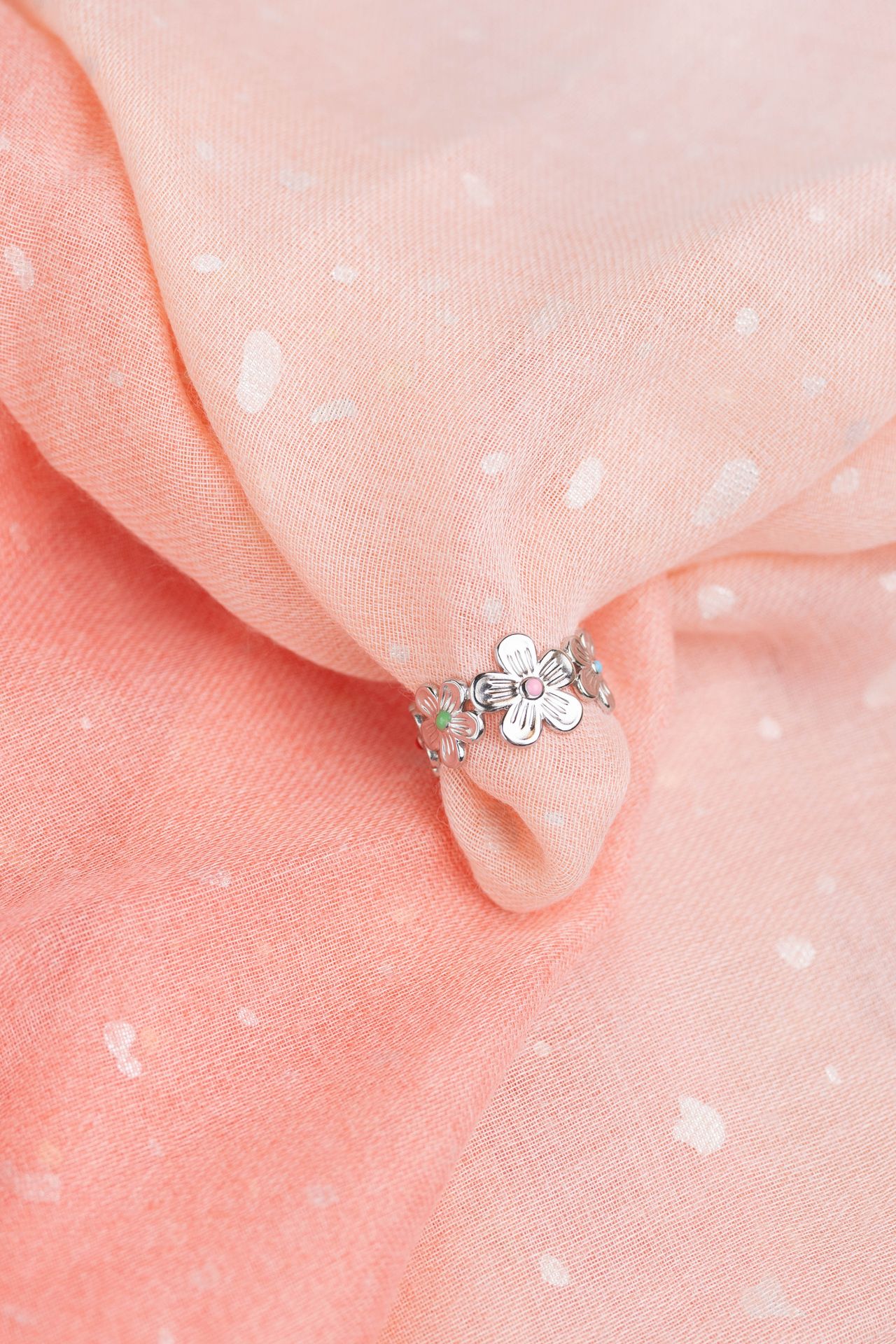 Zilverkleurige ring met bloemen