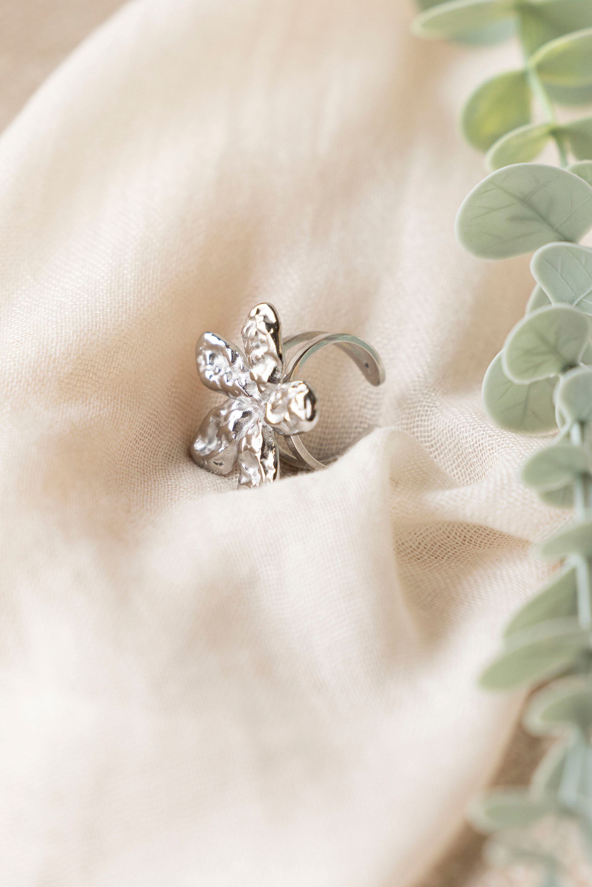 Norah Zilverkleurige ring met bloem silver 217539-099-ONE