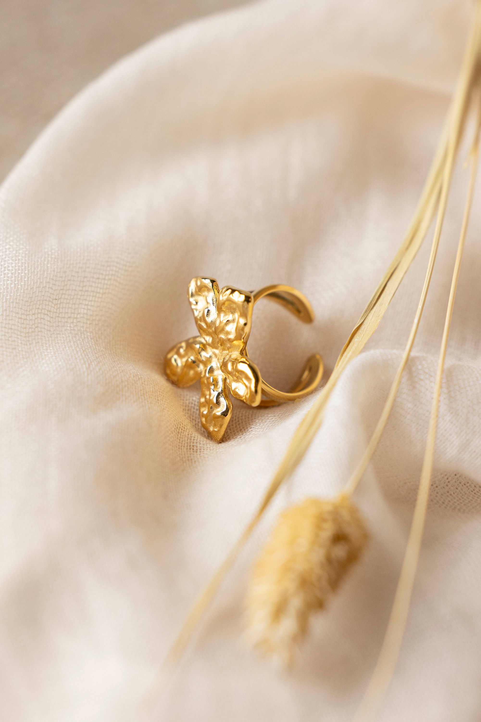 Norah Goudkleurige ring met bloem gold 217539-199-ONE