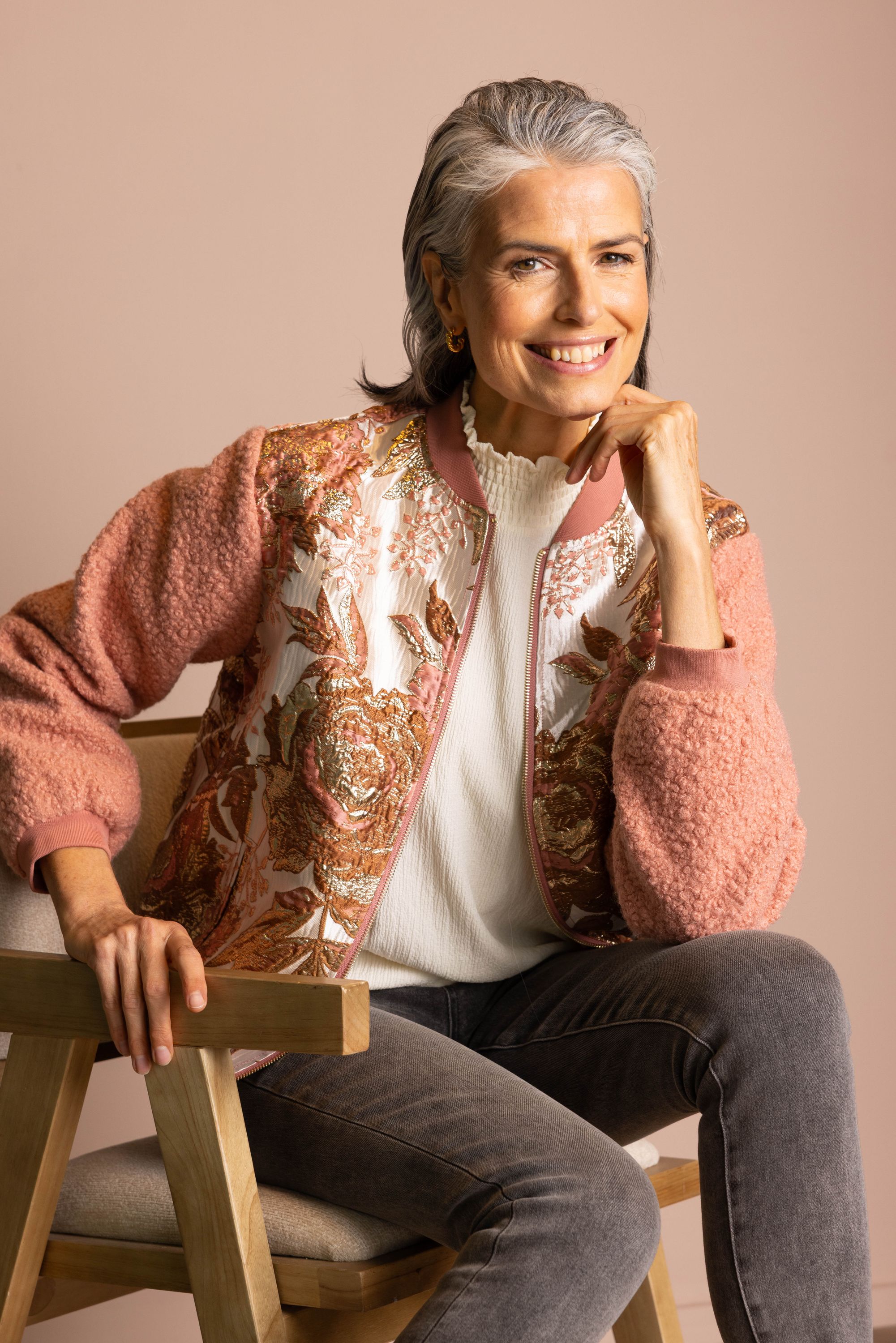 Norah Donkerroze jasje met glans en bouclé mouwen dark rose multicolor 217552-996-42