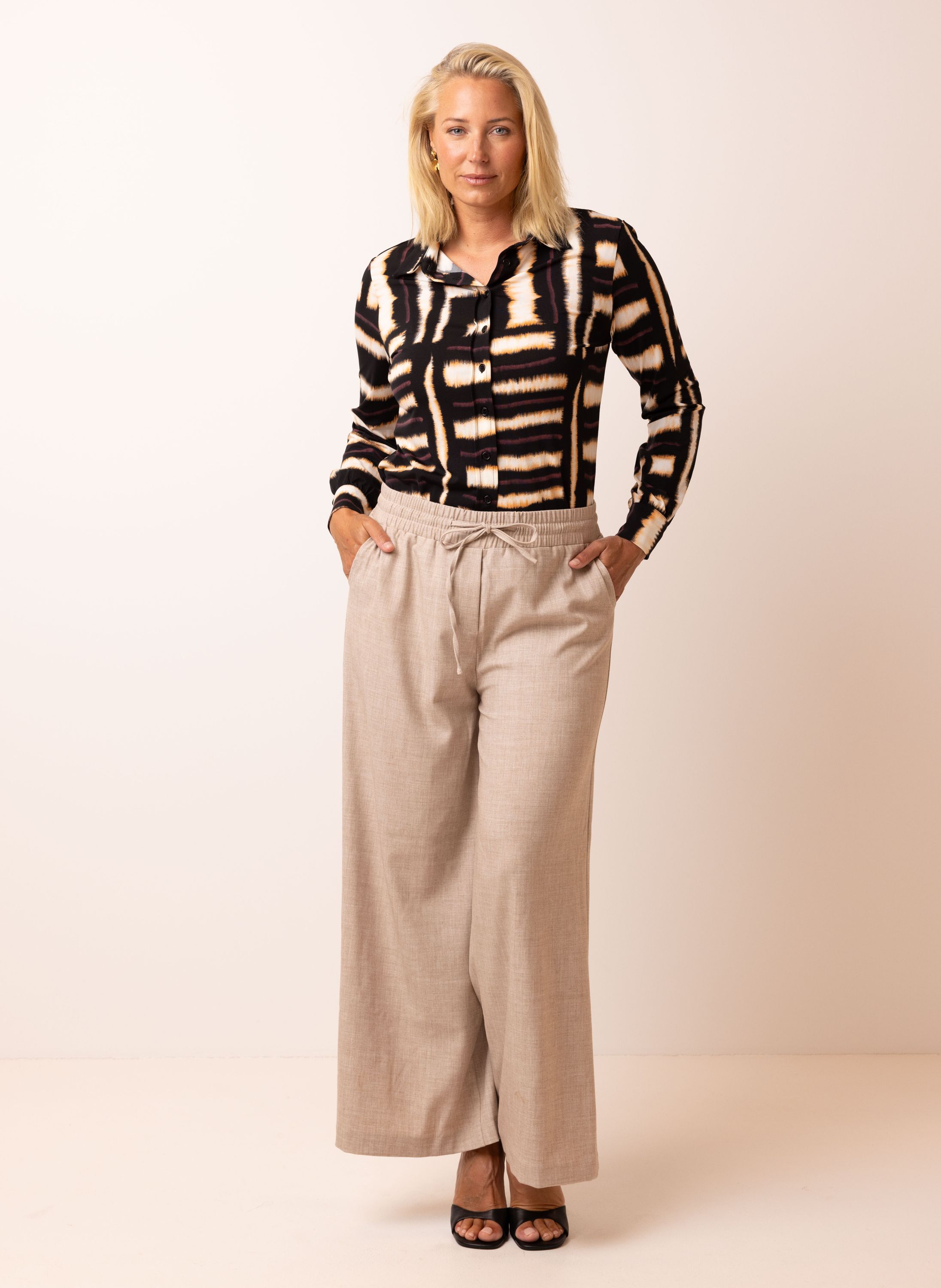 Norah Meerkleurige blouse met klassieke kraag black multicolor 217599-020-40