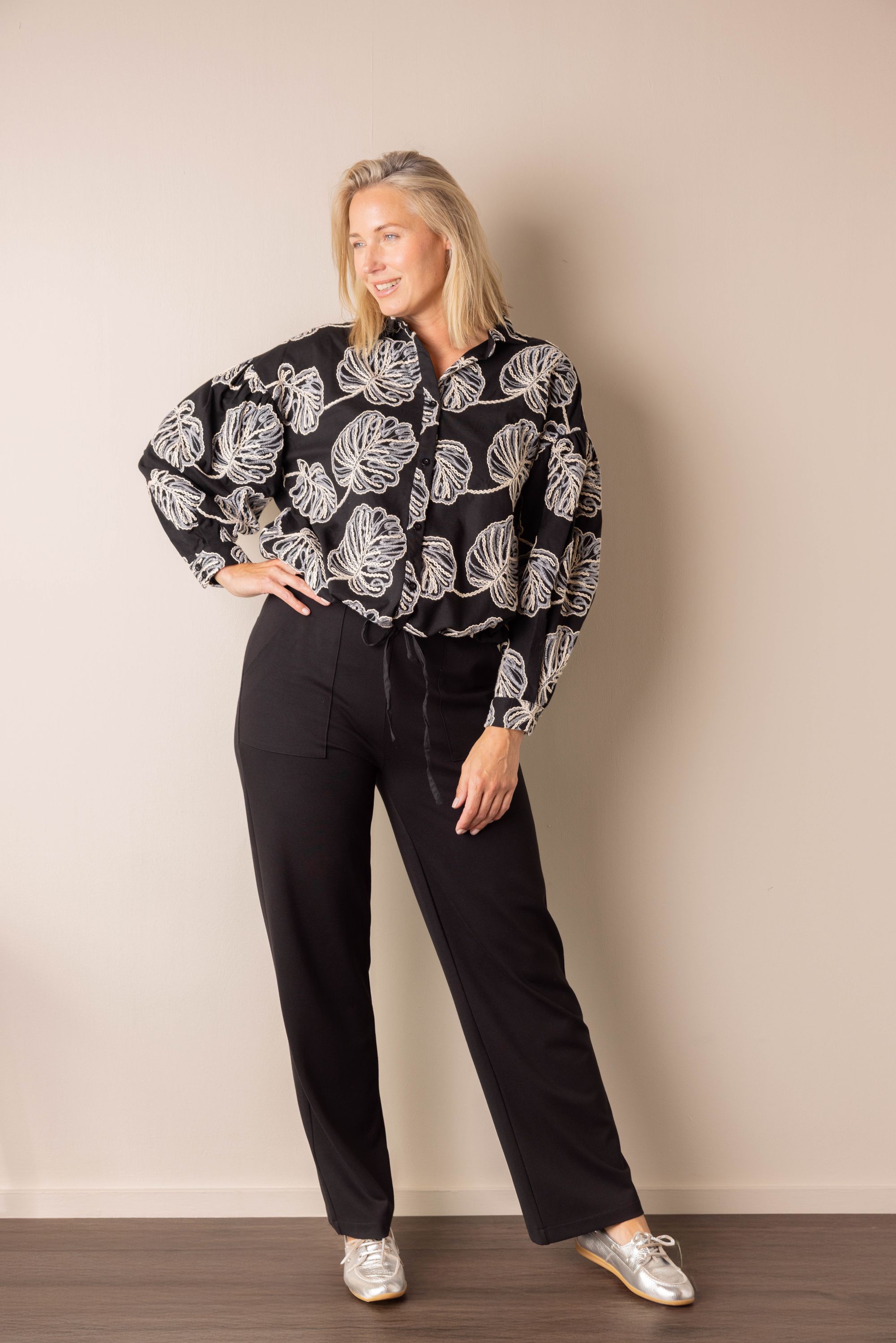 Norah Jady broek | Jogger | Zwart velvet | L30 black 217614-001-34 Norah Jady broek | Jogger | Zwart velvet | L30 black 217614-001-34