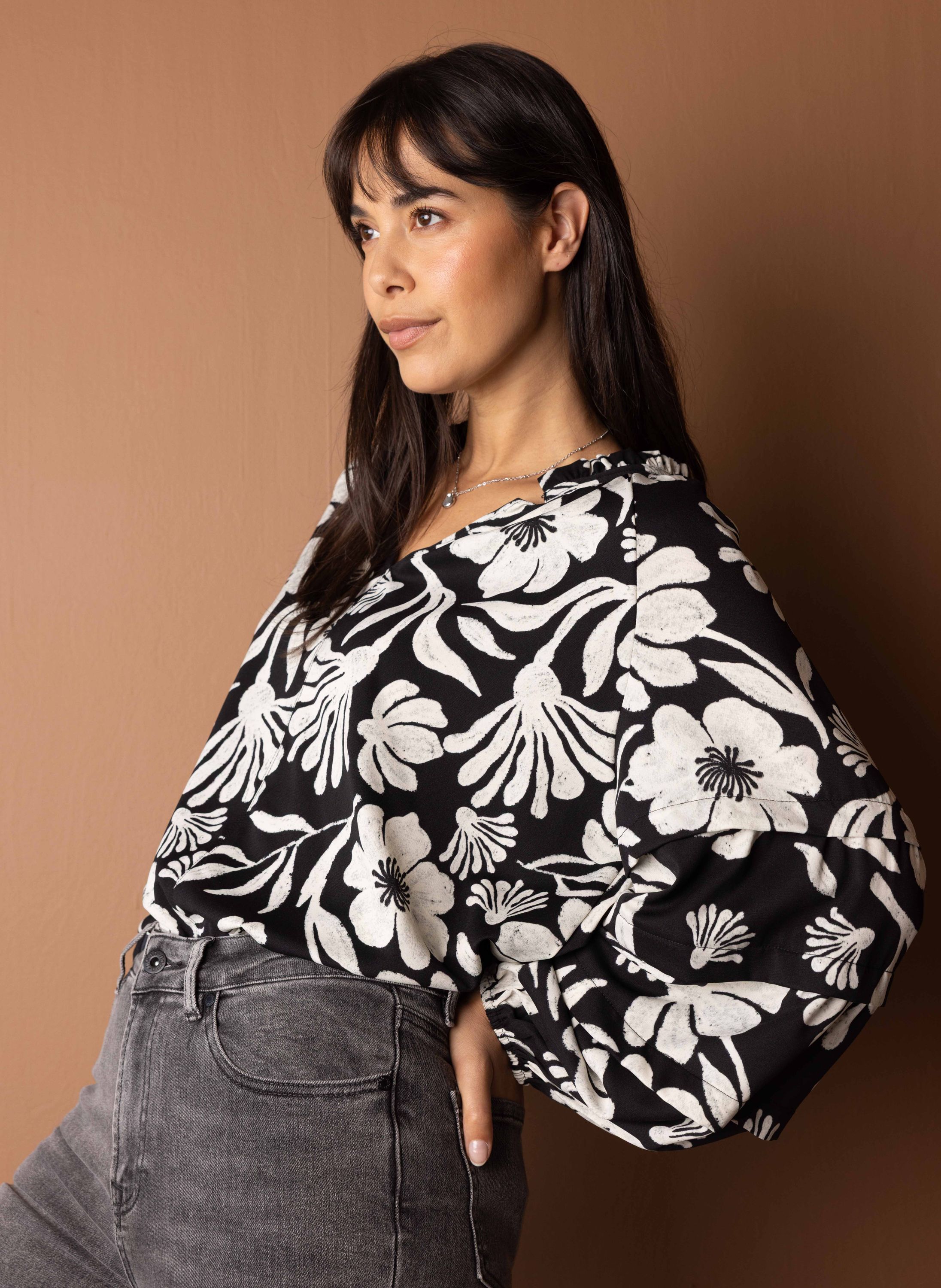 Norah Zwarte blouse met witte bloemen black/white 217629-031-42