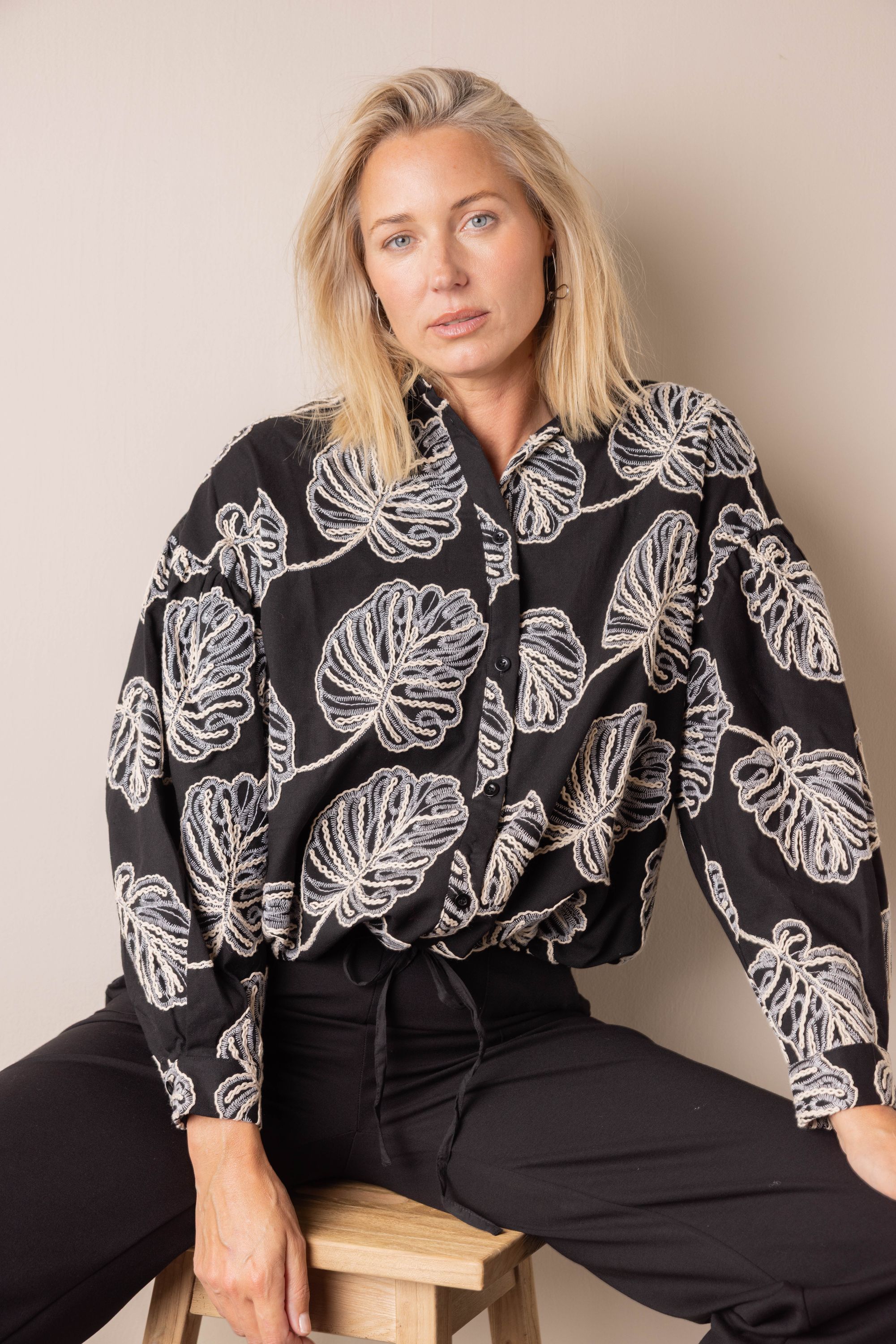 Norah Zwarte blouse met bladprint en trekkoord black/ecru 217649-041-34 Norah Zwarte blouse met bladprint en trekkoord black/ecru 217649-041-34