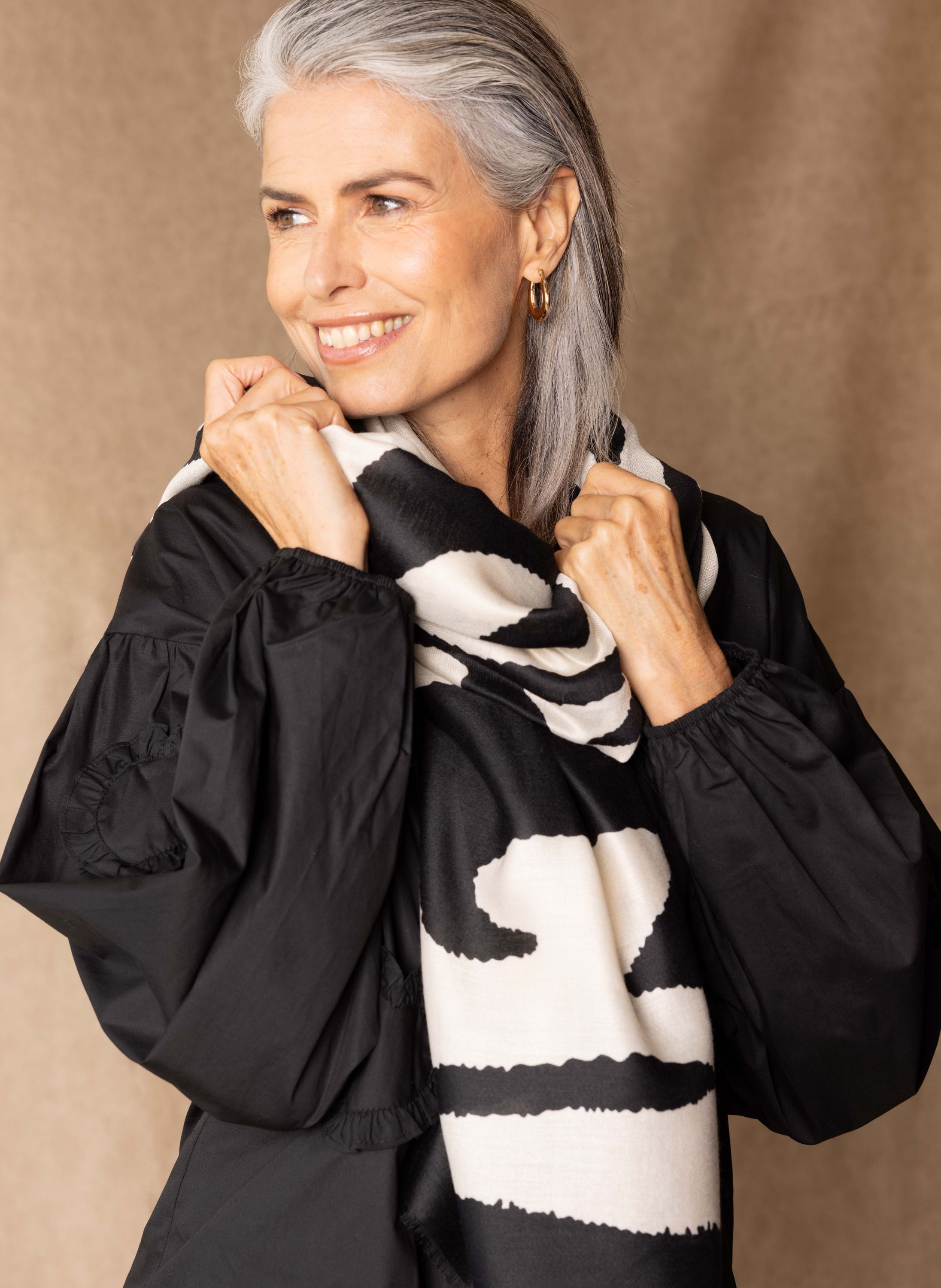 Norah Fijngeweven zwart/witte sjaal met rafelrand black/ecru 217665-041-ONE