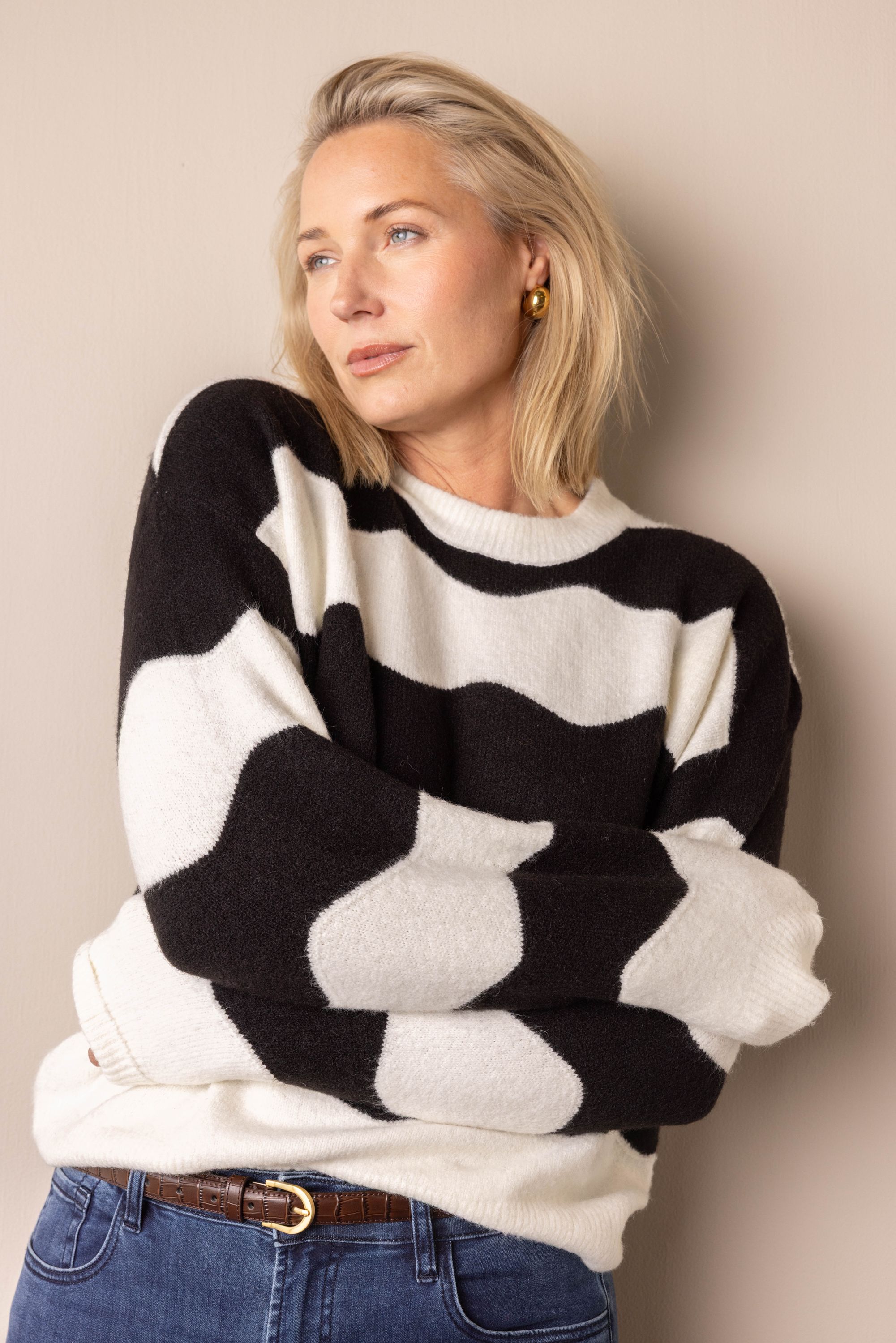 Norah Zwart/wit gebreide trui met golvende strepen black/white 217672-031-34 Norah Zwart/wit gebreide trui met golvende strepen black/white 217672-031-34