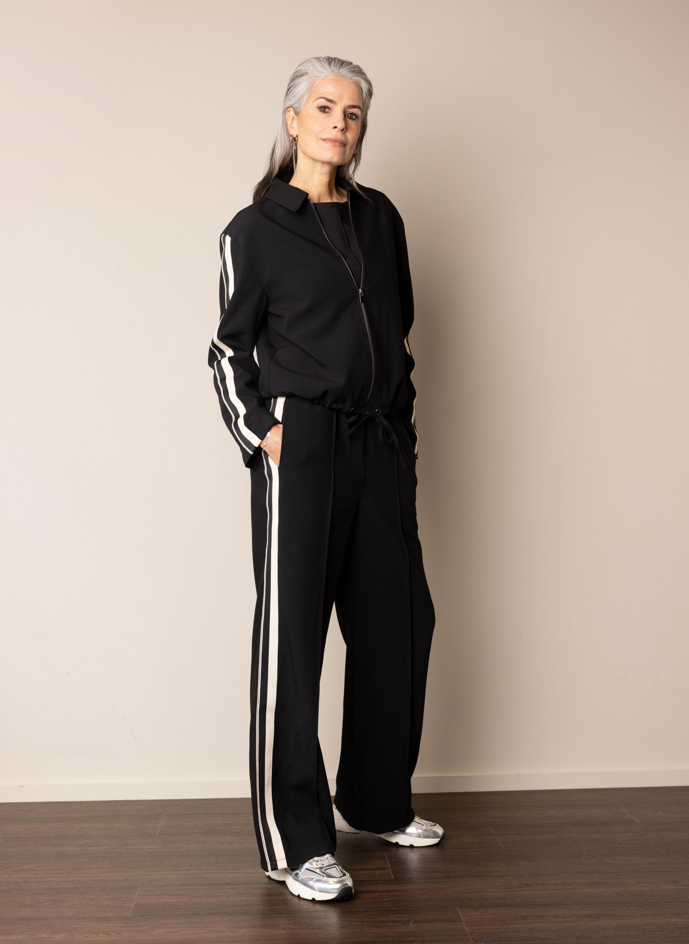 Norah Zwarte rechte broek met witte bies black 217683-001-34 Norah Zwarte rechte broek met witte bies black 217683-001-34