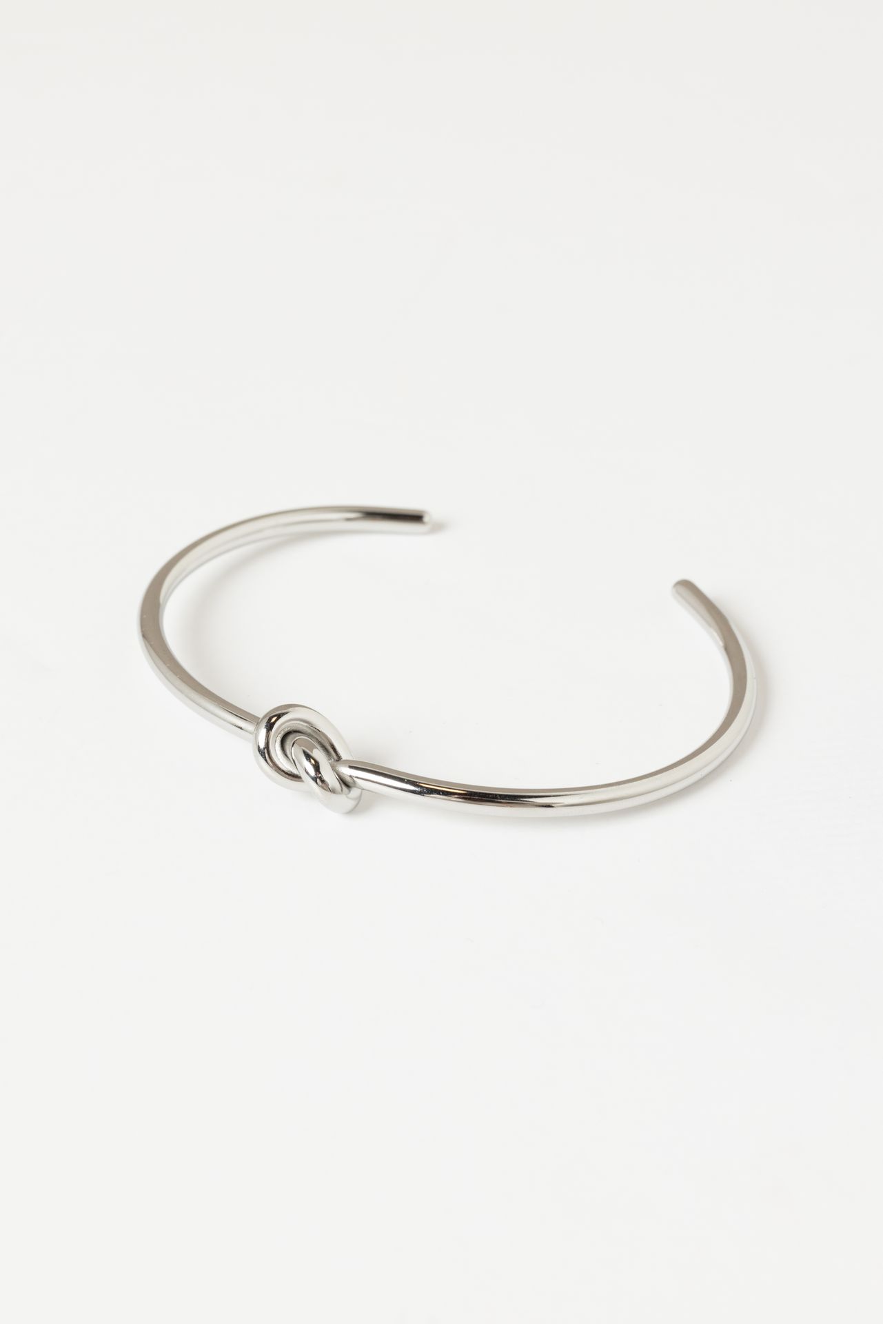 Zilverkleurige armband met knoop