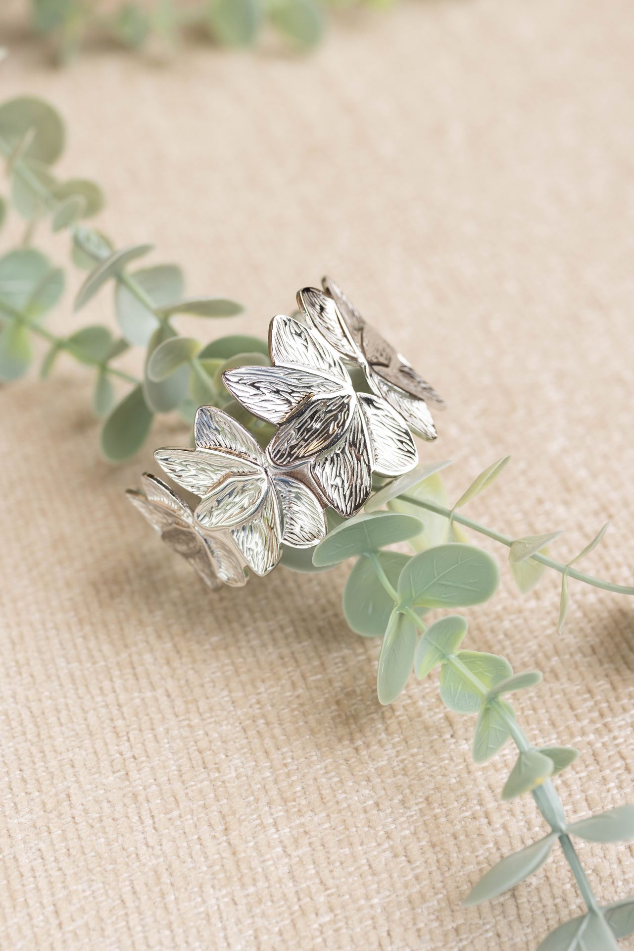 Zilverkleurige bangle armband met bloemen